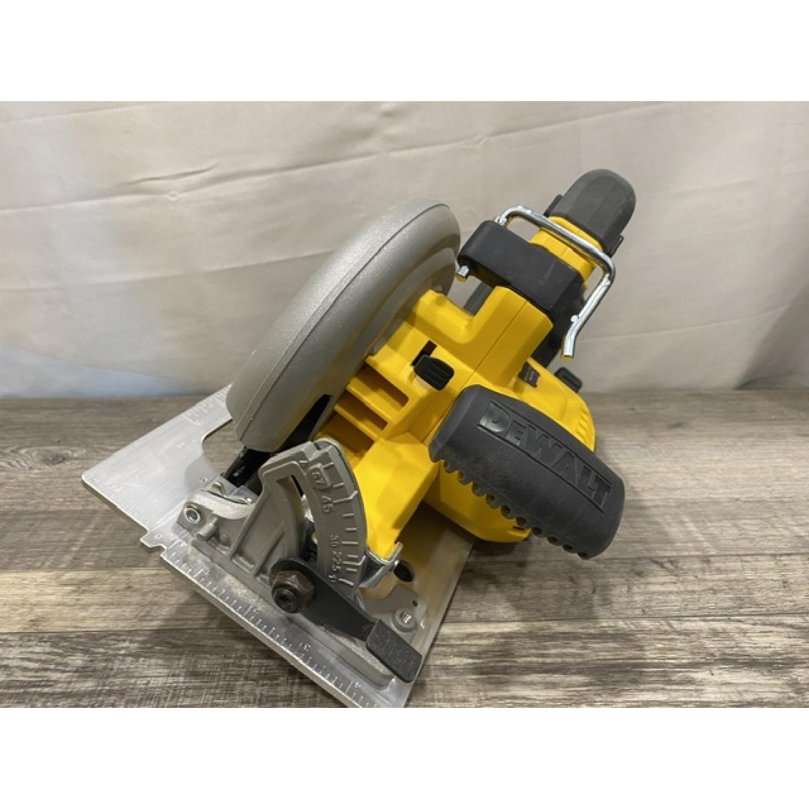 AS-IS DEWALT 20-Volt MAX 7-1/4 in. Cordless Circular Saw (Tool Only)