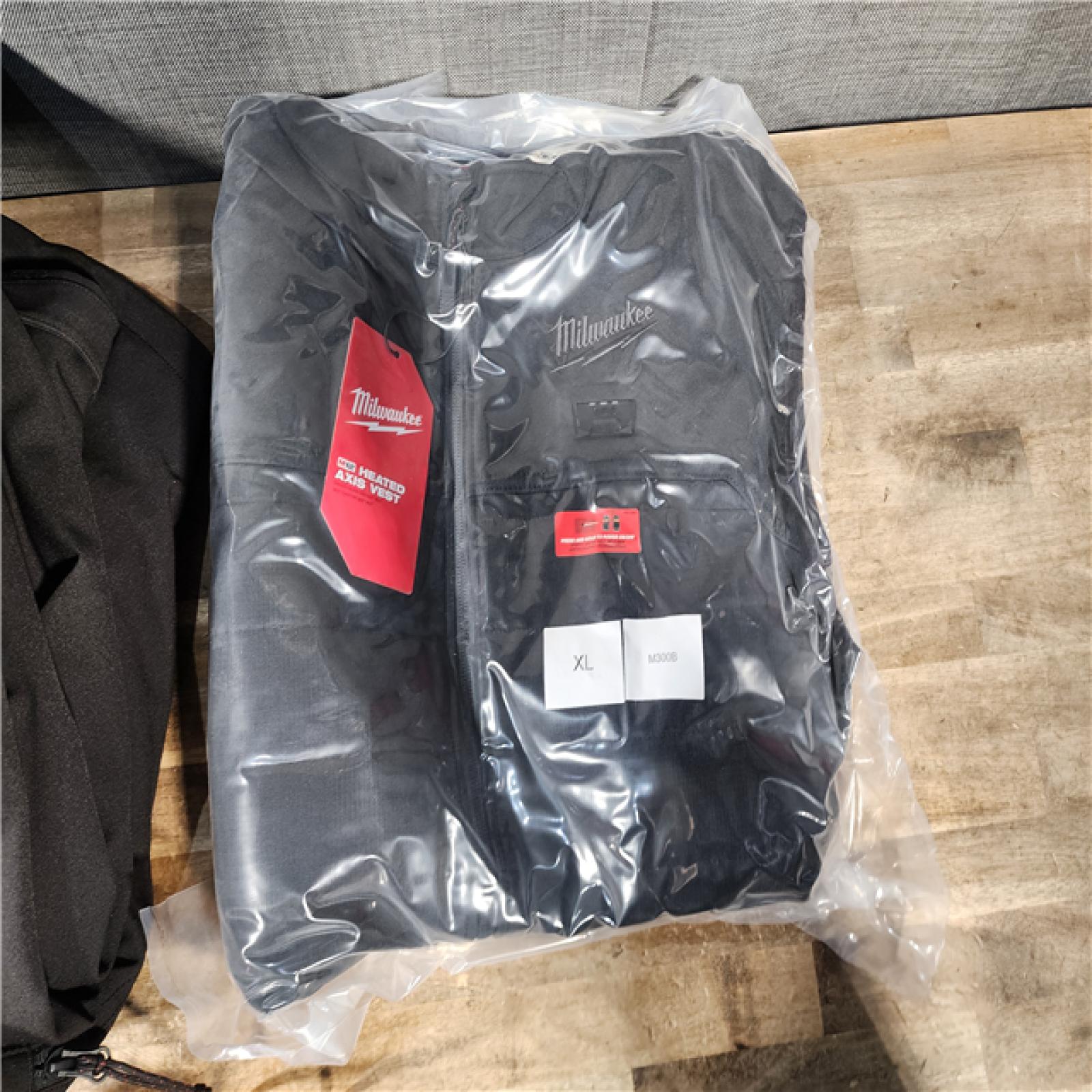 HOUSTON LOCATION - AS-IS MILWAUKEE 2 HEATED CLOTHING COMBO KIT