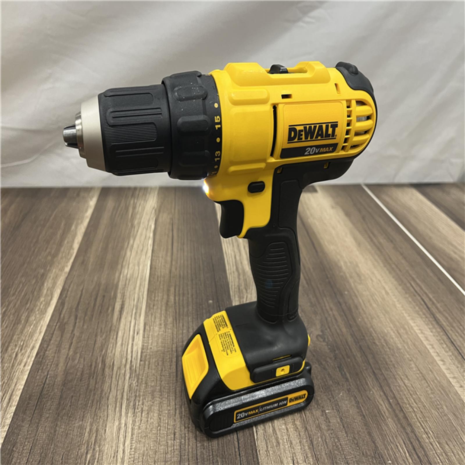 GOOD DEWALT 20V MAX Cordless 1/2 in. Drill/Driver, (2) 20V 1.3Ah Batteries, Charger and Bag