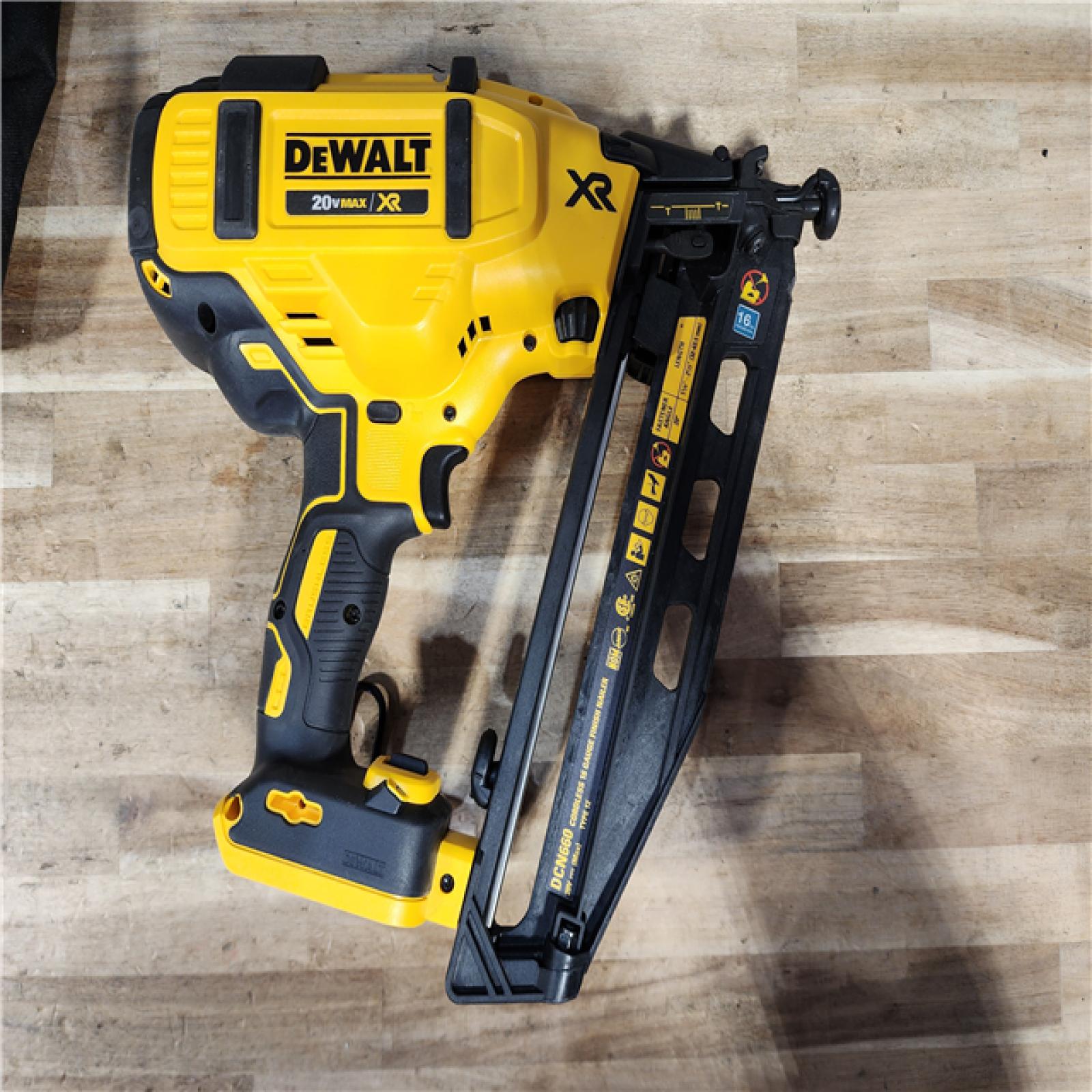 HOUSTON LOCATION - AS-IS DEWALT 20V MAX XR 16-Gauge Electric Cordless Angled Finishing Nailer Kit