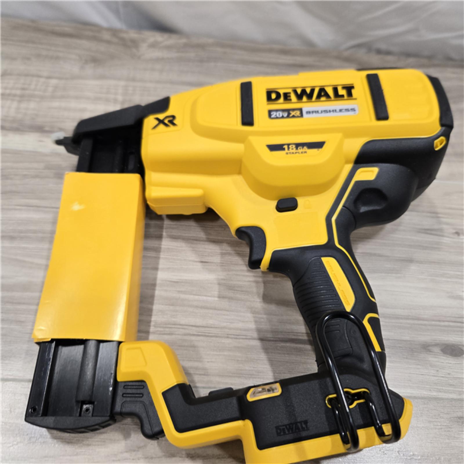 LIKE NEW! - DeWALT DCN681D1 20-Volt MAX 18ga Cordless Brushless Narrow Crown Stapler Kit