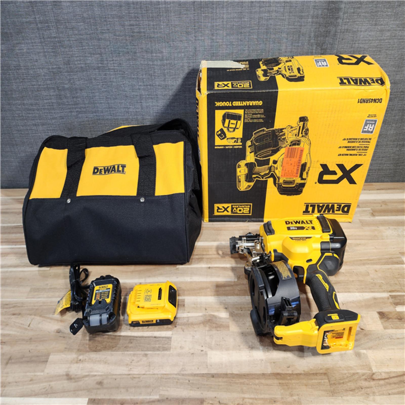 HOUSTON LOCATION - AS-IS DEWALT 20V MAX Lithium-Ion 15-Degree Electric Cordless Roofing Nailer Kit