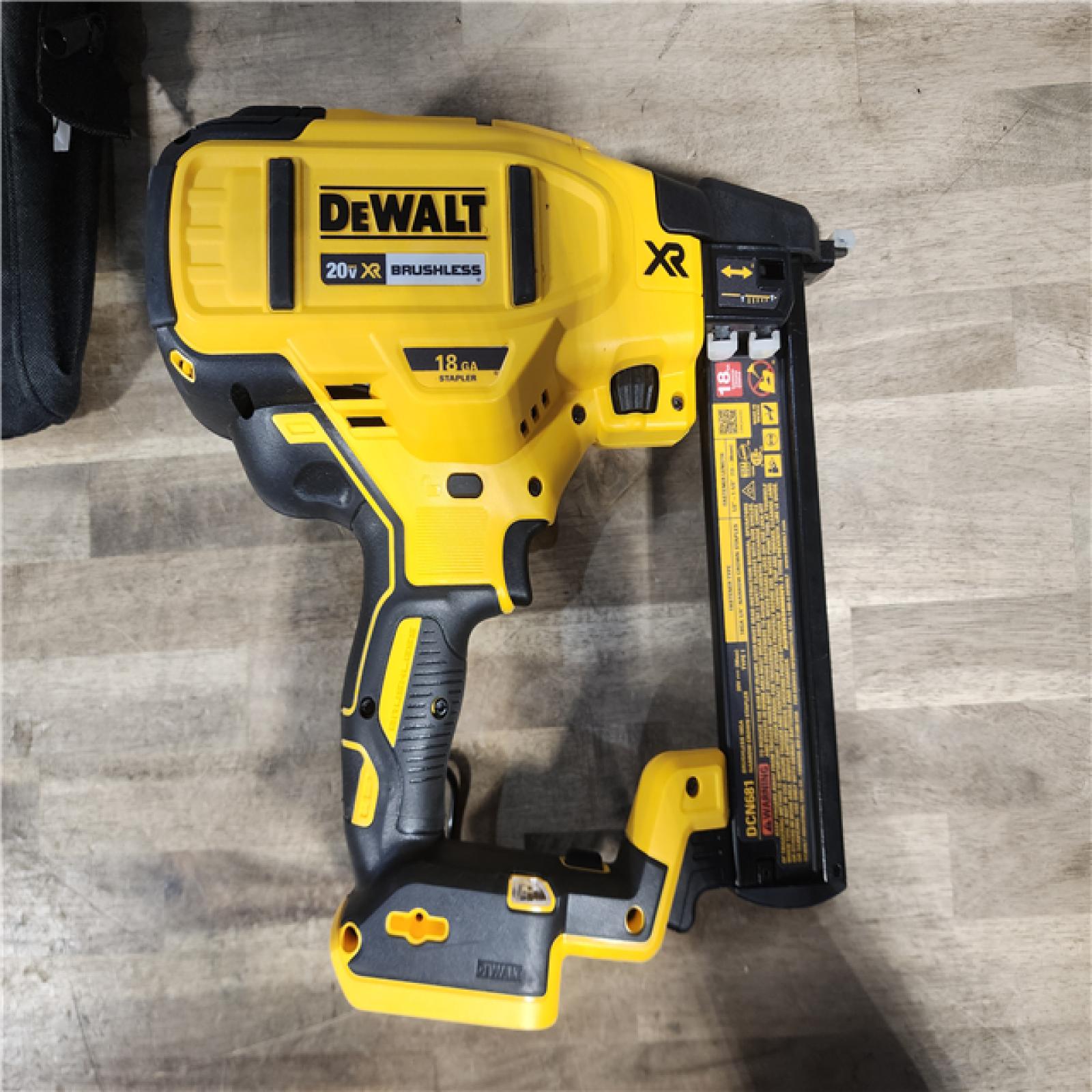 HOUSTON LOCATION - AS-IS DEWALT DCN681D1 20V 18Ga Stapler Kit