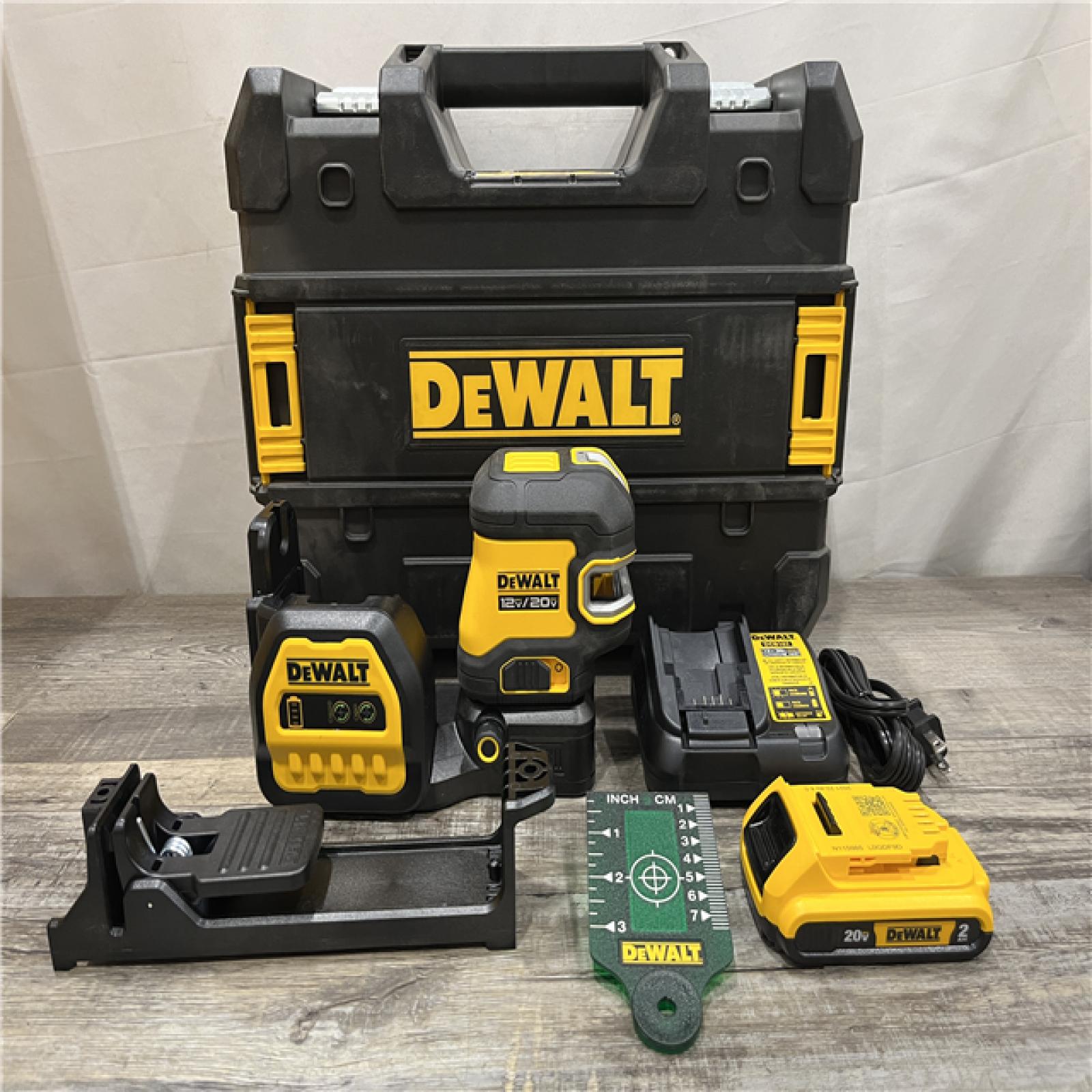 AS-IS DEWALT 20V Max Cordless Lithium-Ion Green Cross-Line Laser Level Kit