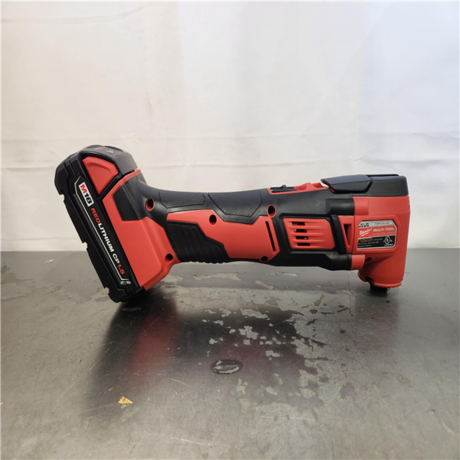 AS-IS- Milwaukee 18V Lithium-Ion Cordless Oscillating Multi-Tool Kit