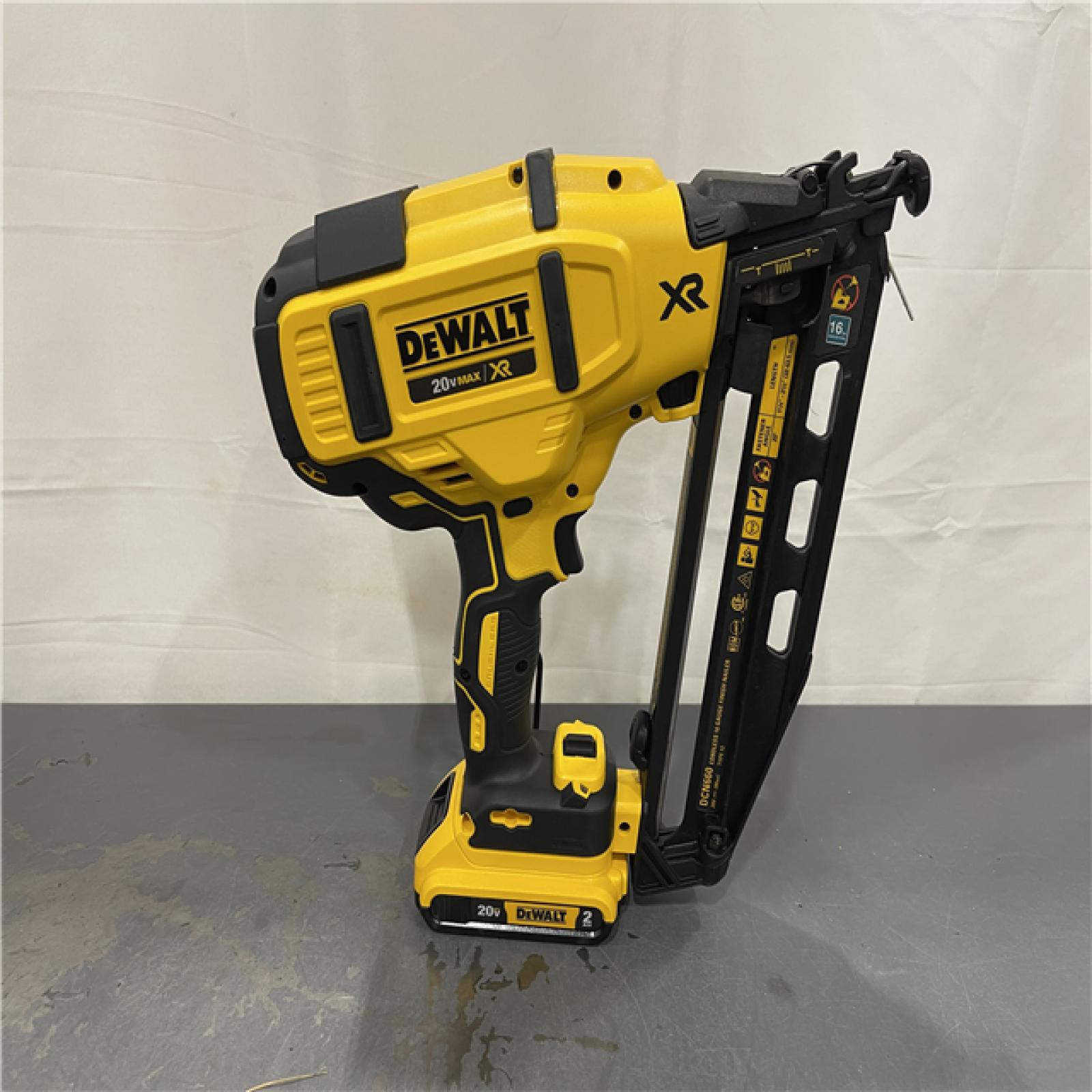 AS-IS - DeWalt 20V MAX XR 16-Gauge Electric Cordless Angled Finishing Nailer Kit