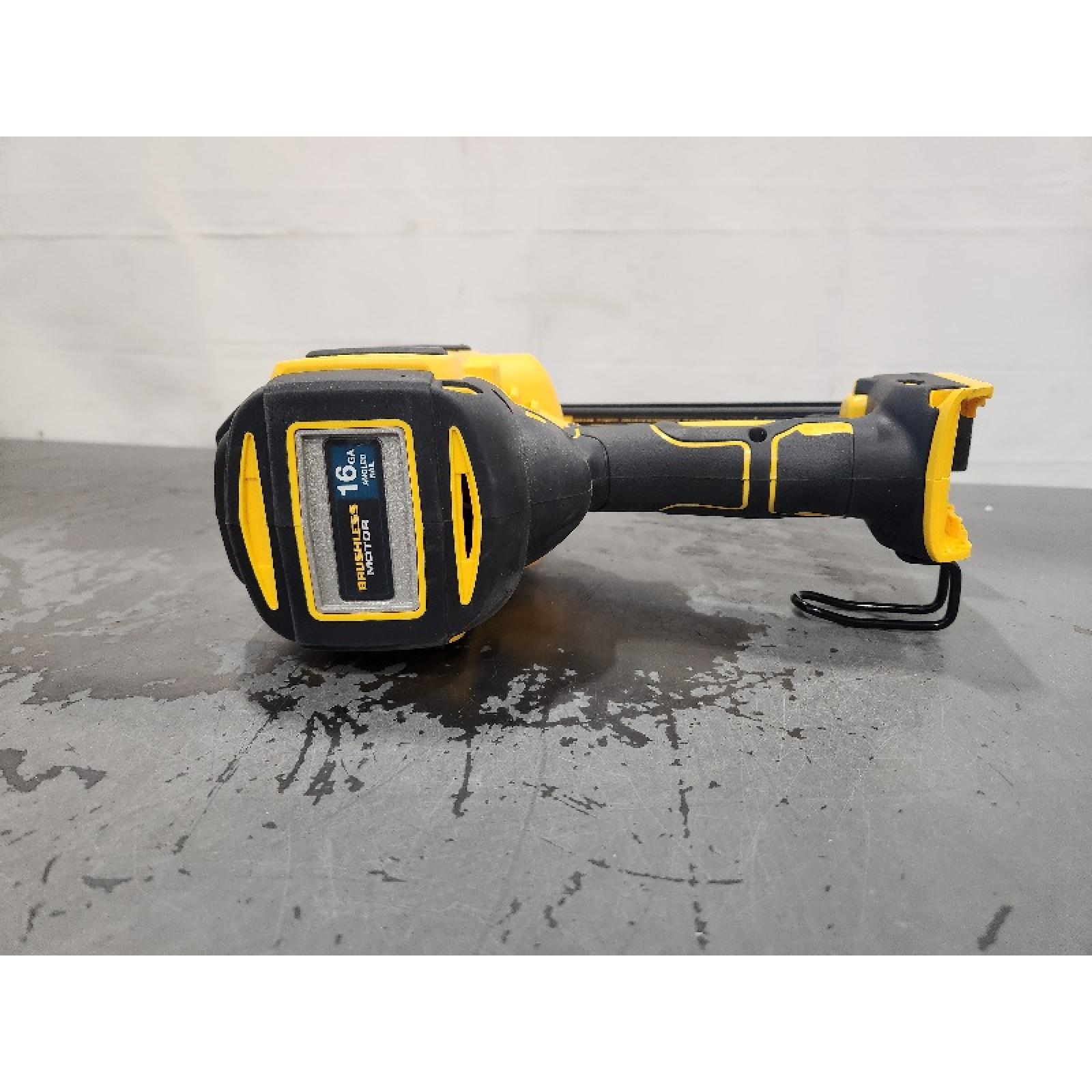 AS-IS- DeWalt 15 GA ANGLED FINISH NAILER KIT W/ BATTERY & CHARGER