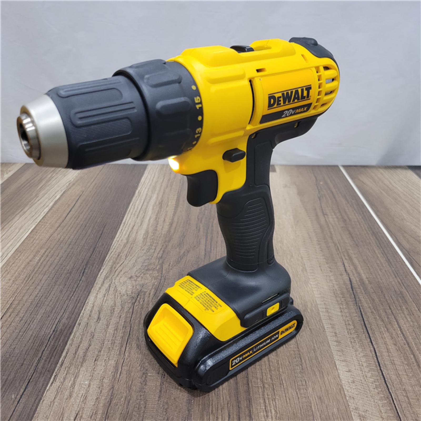 GOOD DEWALT 20V MAX Cordless 1/2 in. Drill/Driver, (2) 20V 1.3Ah Batteries, Charger and Bag