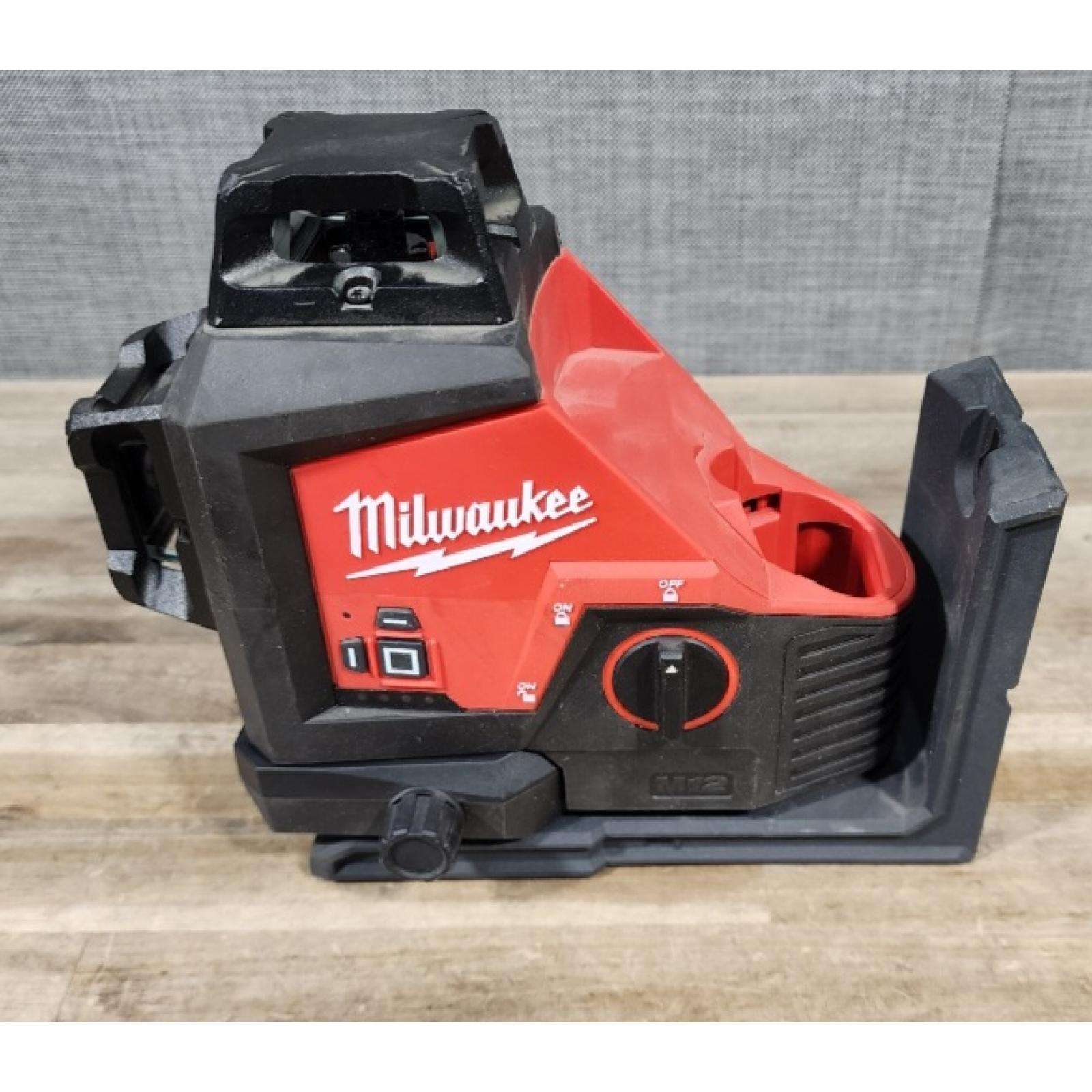 HOUSTON LOCATION - AS-IS Milwaukee-3632-21 M12 Green Beam Laser 360° 3-Plane Kit