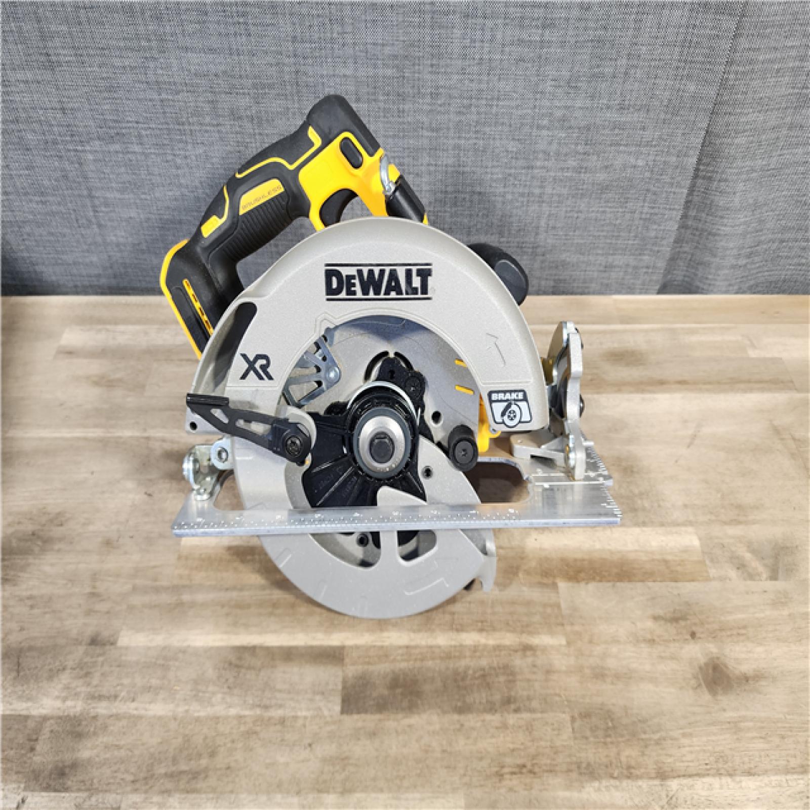 HOUSTON LOCATION - AS-IS (APPEARS LIKE NEW) DEWALT 20-Volt MAX 7-1/4 in. Cordless Circular Saw (Tool Only)