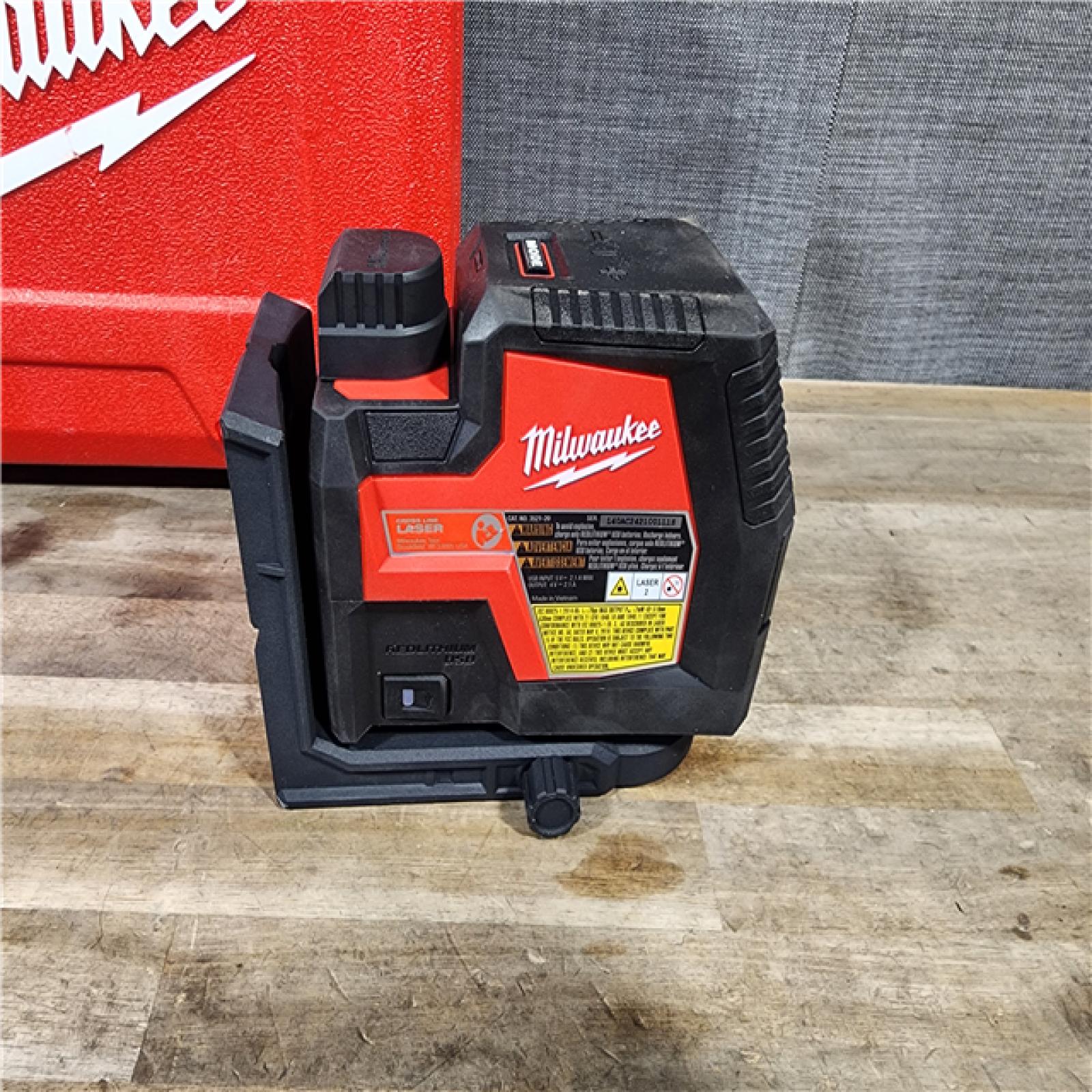 HOUSTON LOCATION - AS-IS MILWAUKEE 100 Ft. REDLITHIUM Lithium-Ion USB Green Rechargeable Cross Line Laser Level with Charger