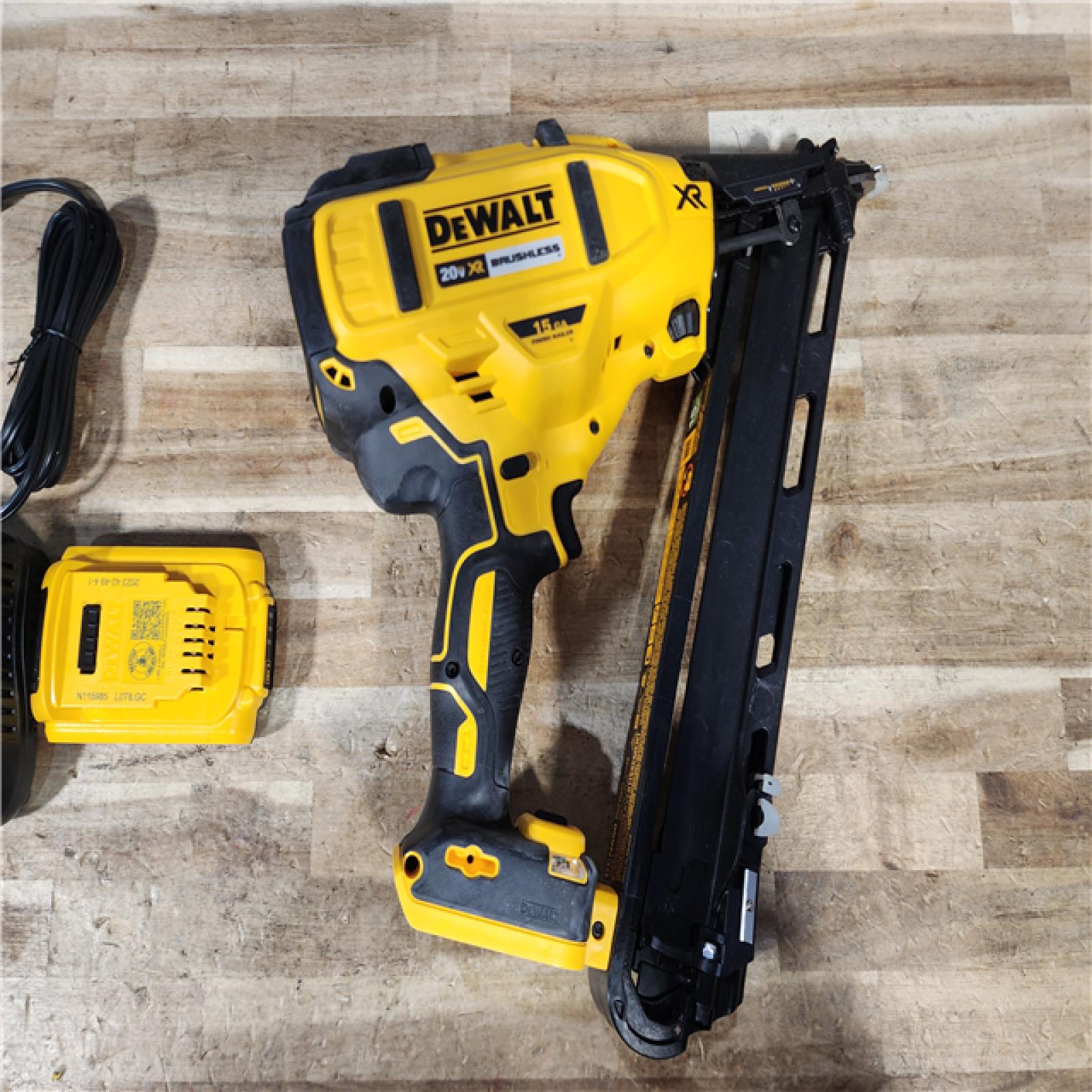 HOUSTON LOCATION - AS - IS DEWALT 20V MAX XR Lithium-Ion Cordless 2-1/2 in. 15-Gauge Finish Nailer Kit