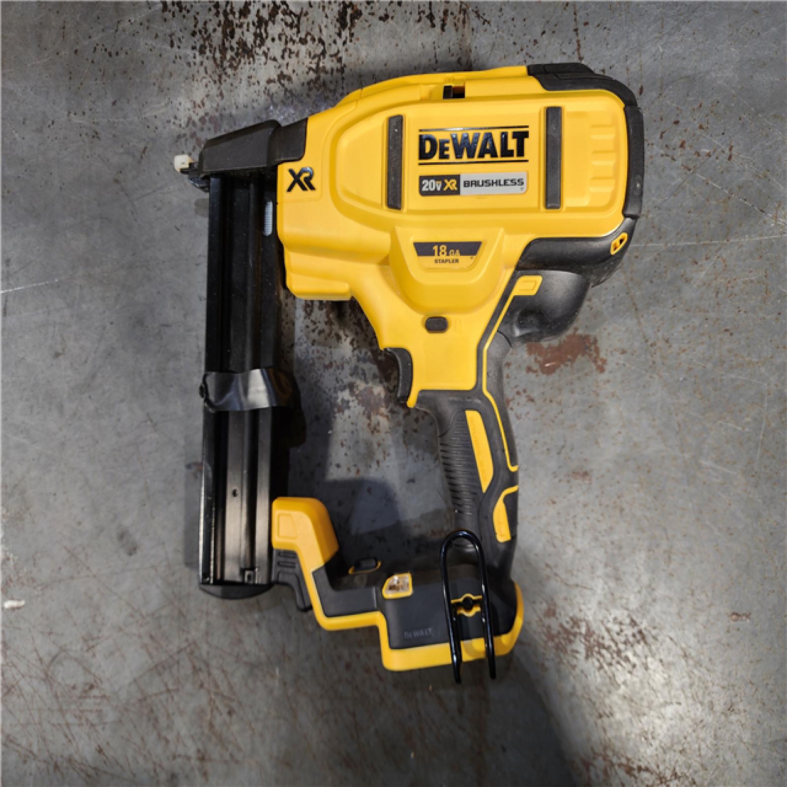 HOUSTON LOCATION - AS-IS DEWALT DCN681D1 20V 18Ga Stapler Kit