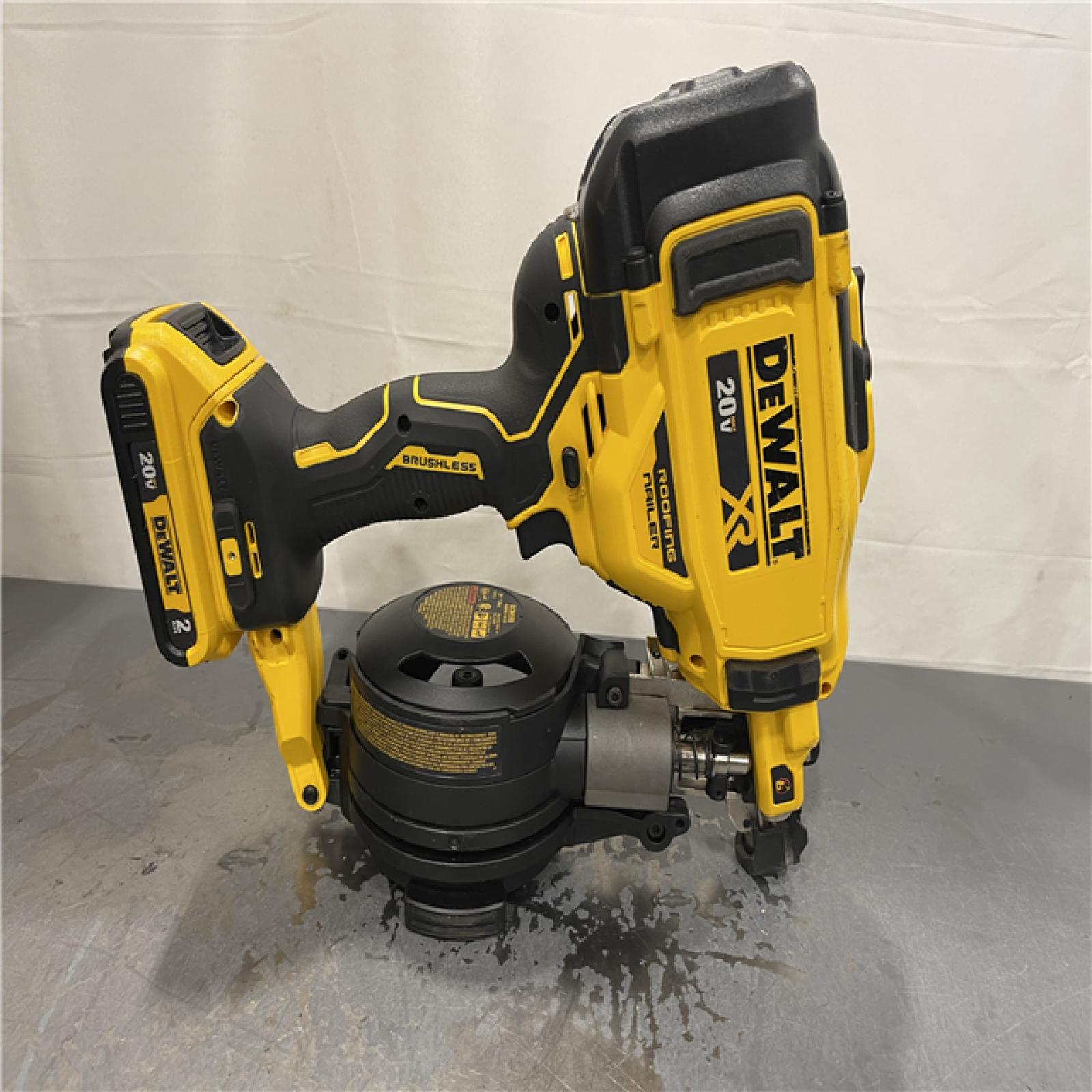 AS-IS - DEWALT 20V MAX Lithium-Ion 15-Degree Electric Cordless Roofing Nailer Kit
