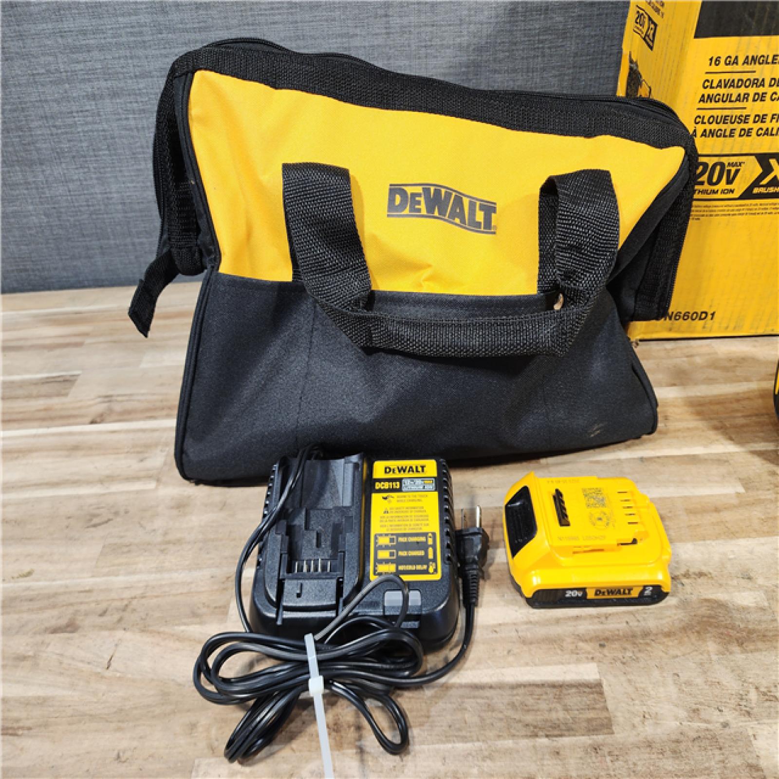 HOUSTON LOCATION - AS-IS DEWALT 20V MAX XR 16-Gauge Electric Cordless Angled Finishing Nailer Kit