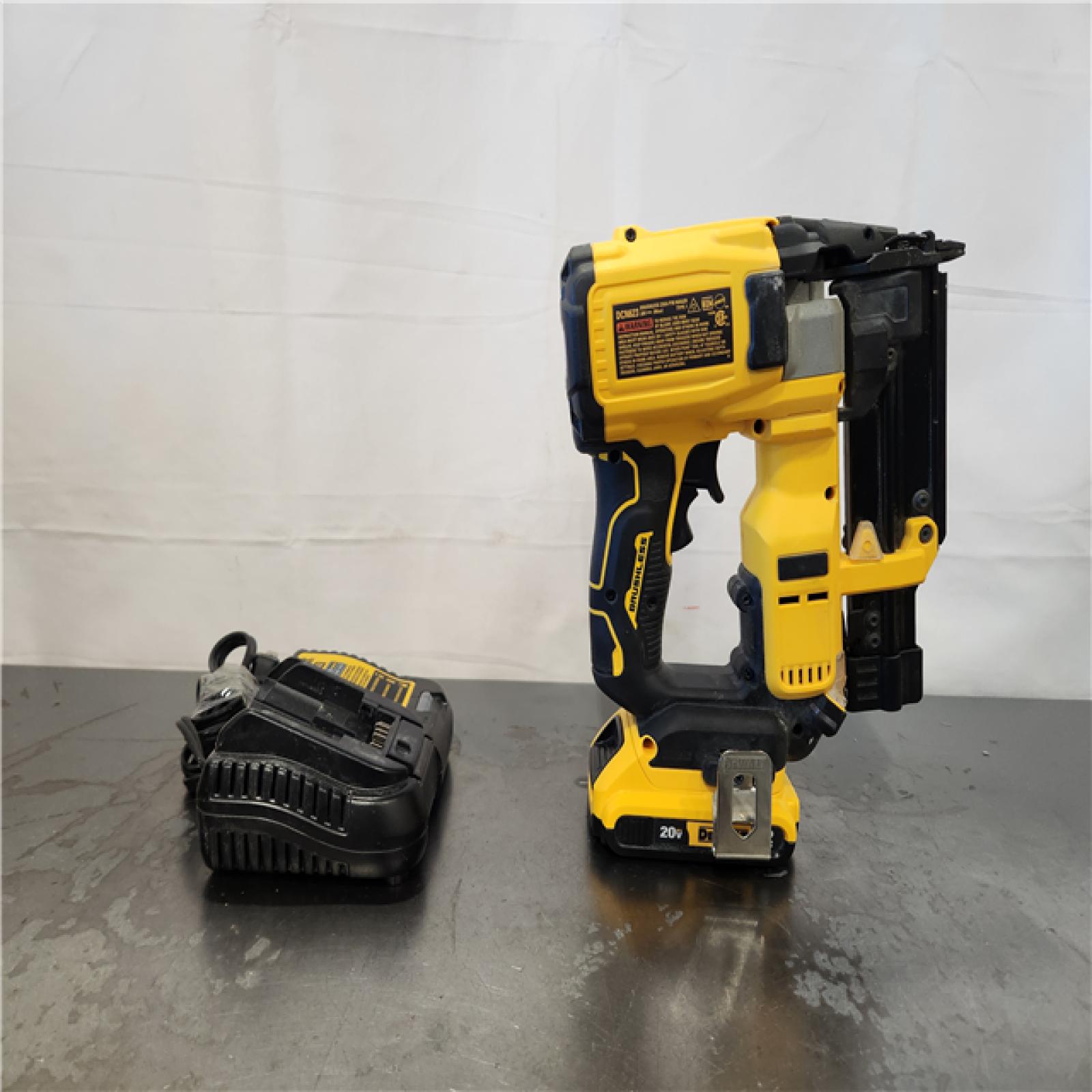 AS-IS- DEWALT ATOMIC 20V MAX Lithium Ion Cordless 23 Gauge Pin Nailer Kit