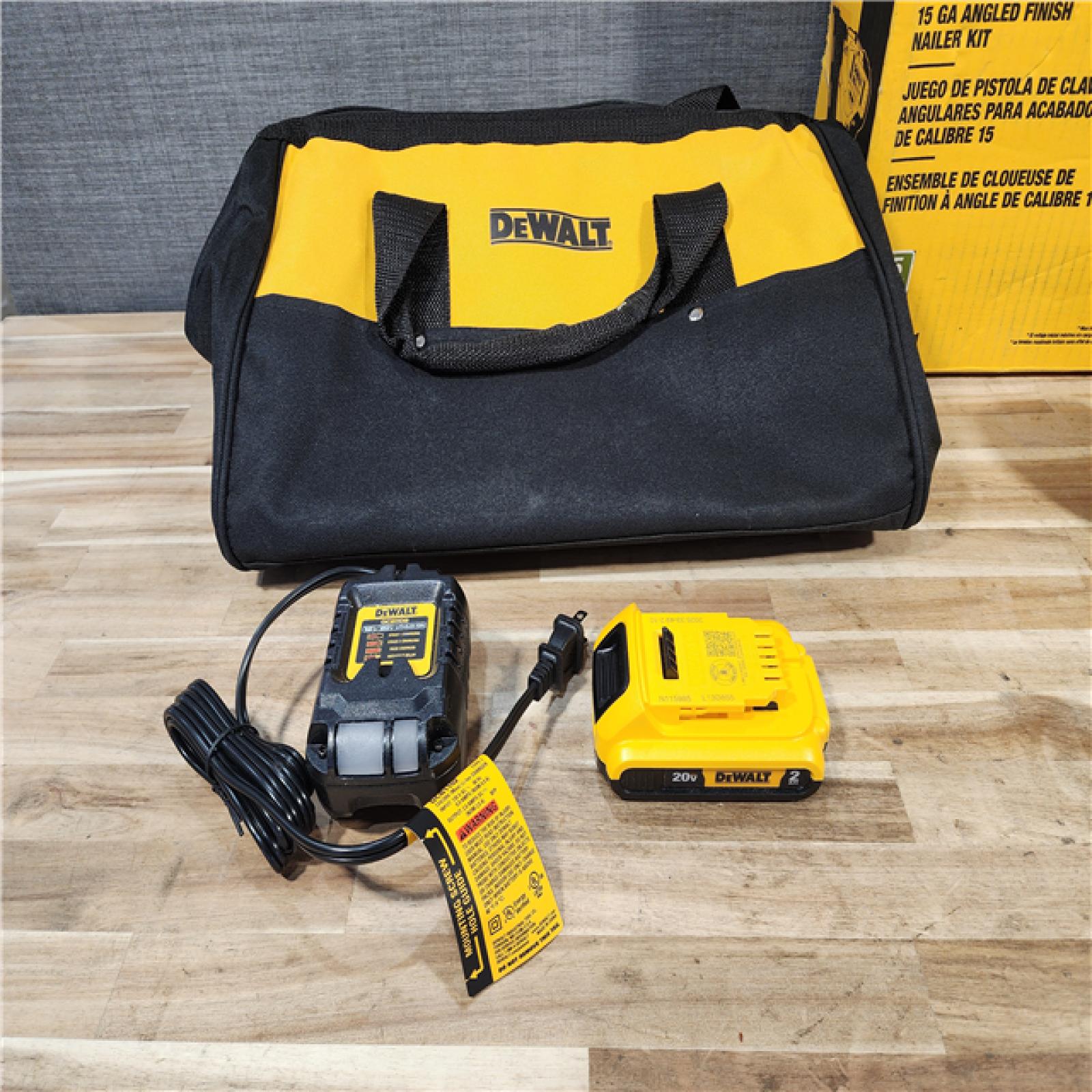 HOUSTON LOCATION - AS-IS DEWALT 20V MAX XR Lithium-Ion Cordless 2-1/2 in. 15-Gauge Finish Nailer Kit