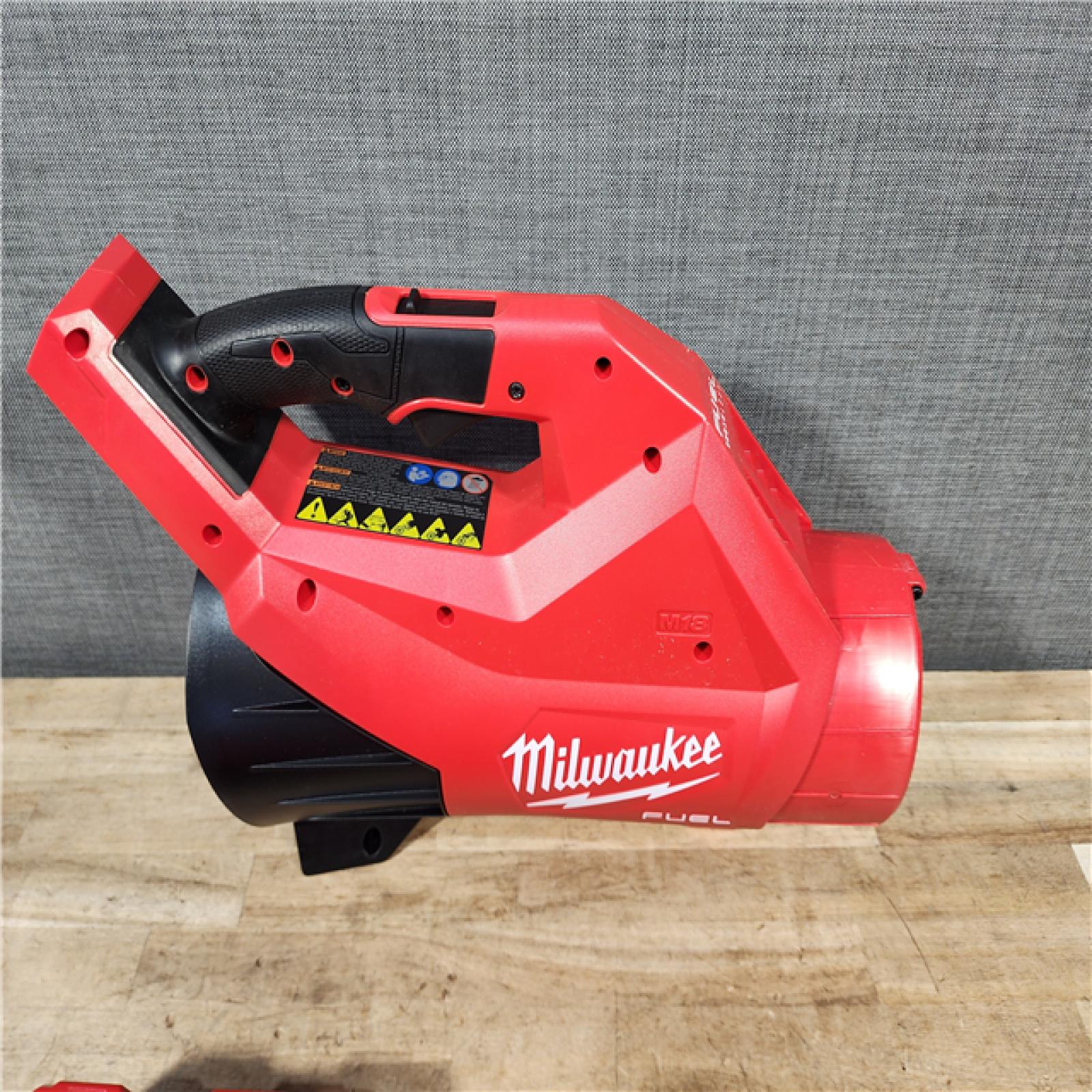 HOUSTON LOCATION - AS - IS Milwaukee FUEL 120 MPH 500 CFM 18V Brushless Cordless Battery Powered Leaf Blower Kit