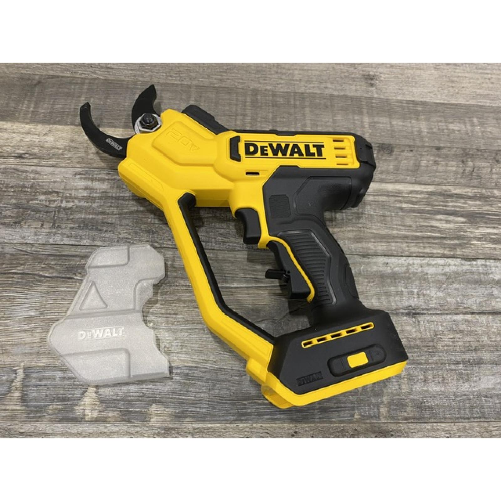 LIKE NEW - DEWALT 20V MAX Cordless Battery Powered Pruner Kit