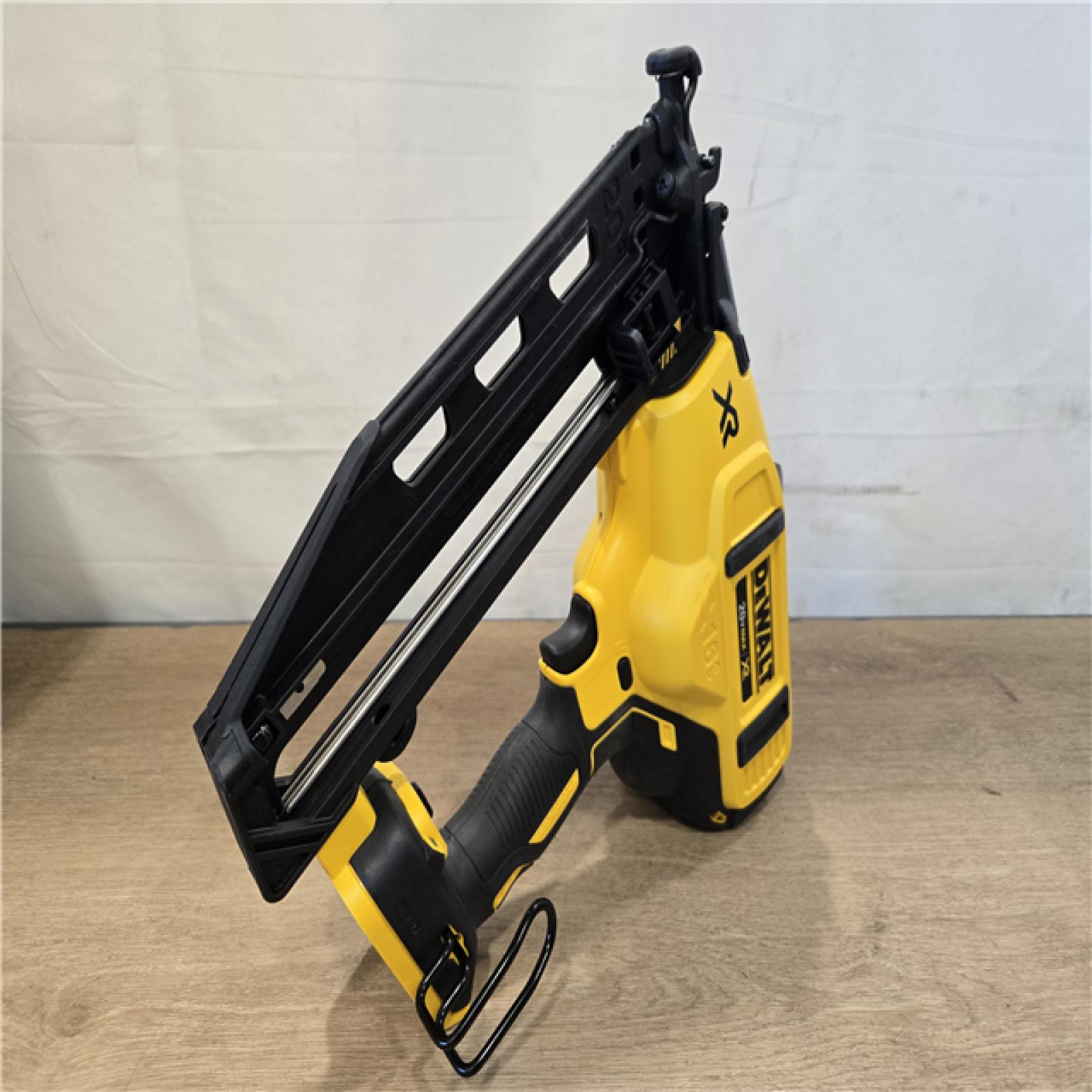 AS-IS DEWALT 20V MAX XR 16-Gauge Electric Cordless Angled Finishing Nailer Kit