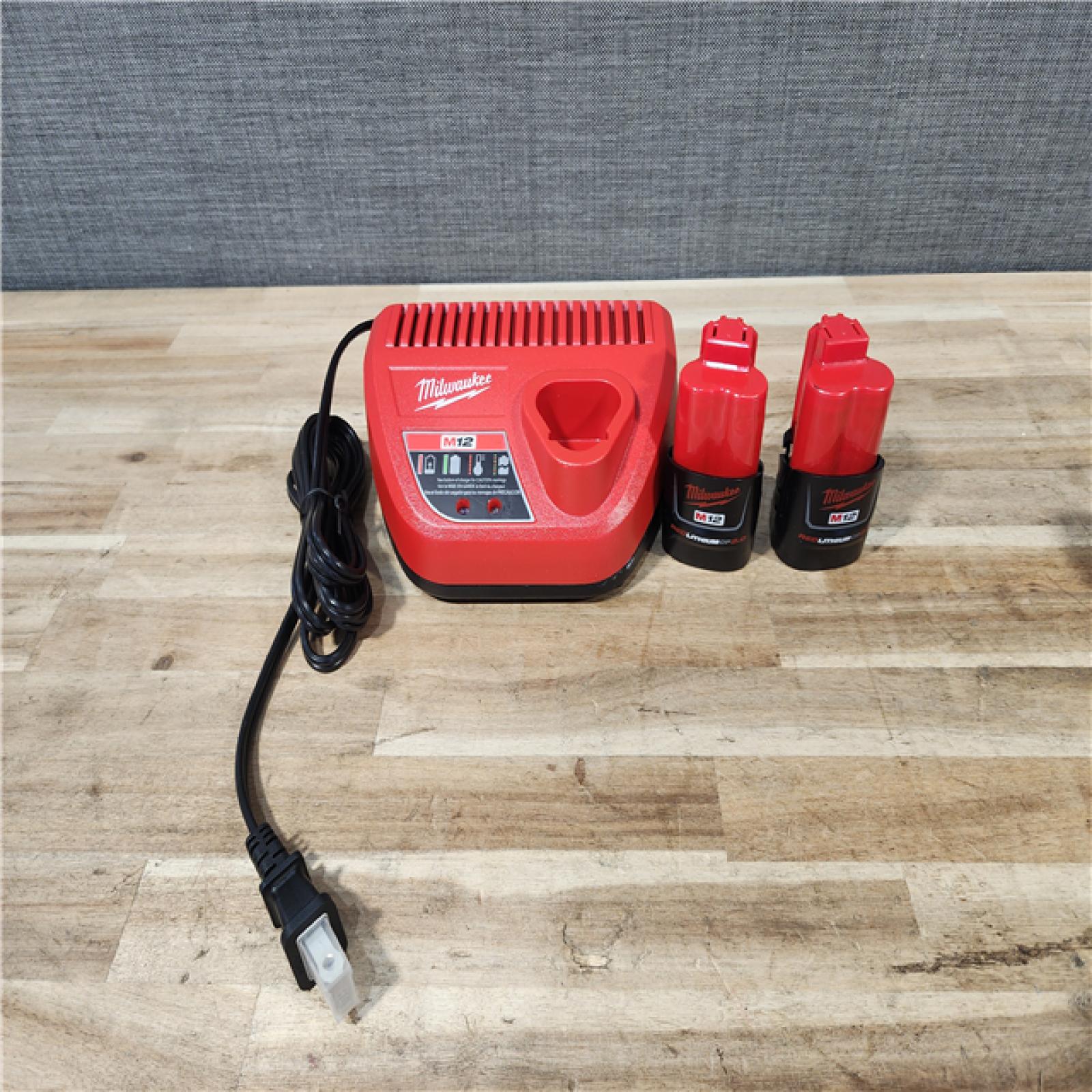 HOUSTON LOCATION - AS-IS MILWAUKEE 2 TOOL COMBO KIT W/ (2) BATTERY & CHARGER