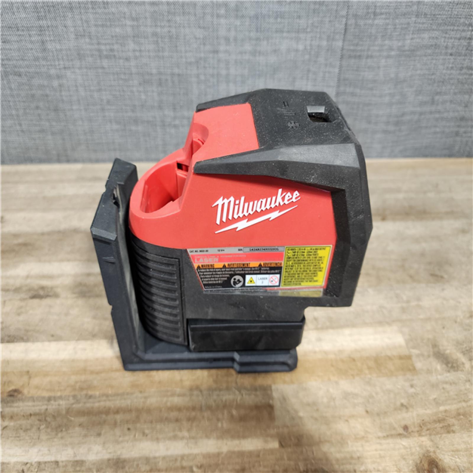 HOUSTON LOCATION - AS-IS Milwaukee Green 125 Ft. Cross Line and Plumb Points Laser Level Kit