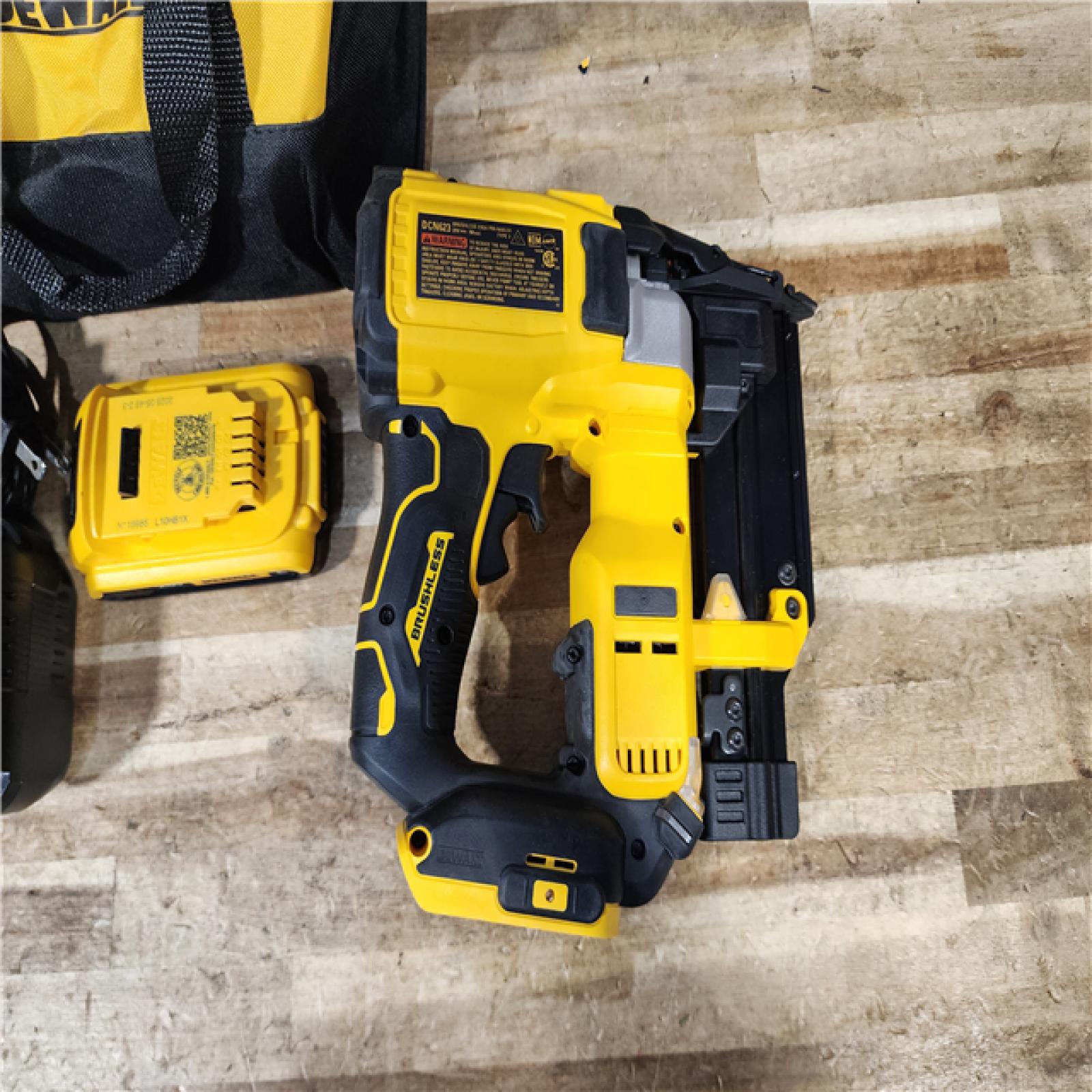 HOUSTON LOCATION - AS - IS DEWALT ATOMIC 20V MAX Lithium Ion Cordless 23 Gauge Pin Nailer Kit