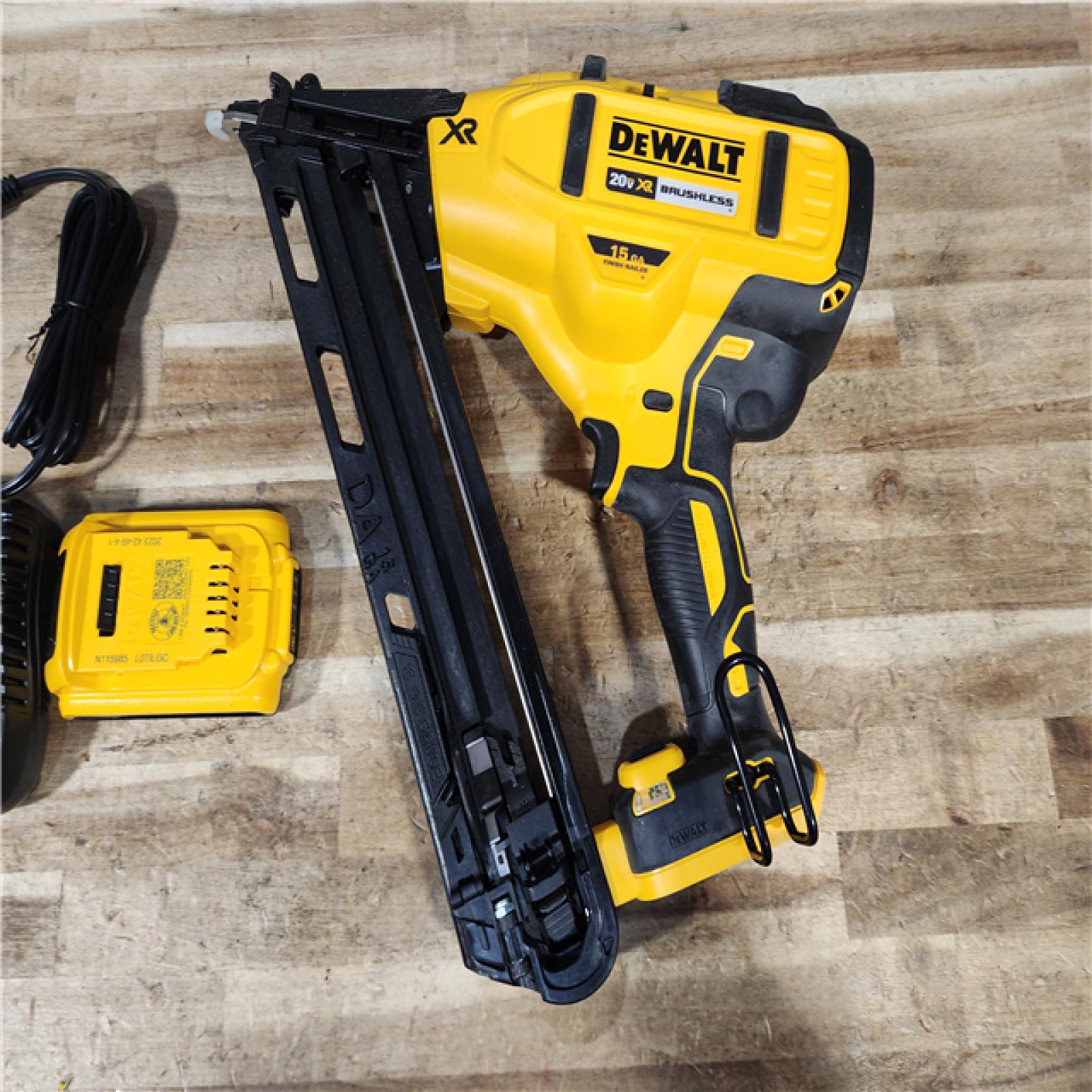 HOUSTON LOCATION - AS - IS DEWALT 20V MAX XR Lithium-Ion Cordless 2-1/2 in. 15-Gauge Finish Nailer Kit