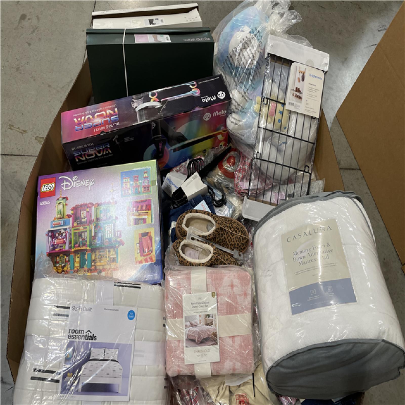 DALLAS LOCATION- NEW! BULLSEYE MIXED CLOTHING PALLET (300 UNITS)