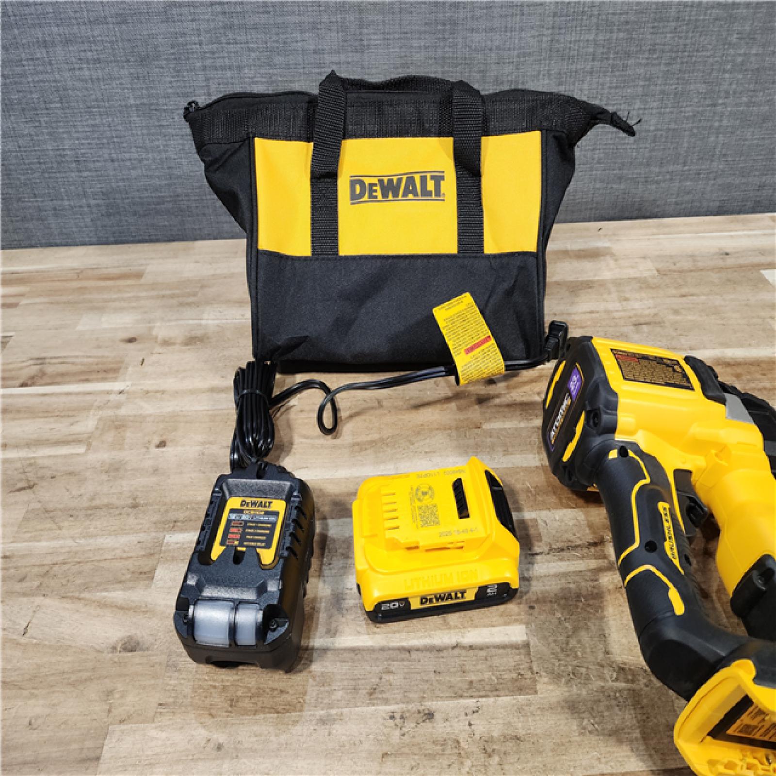 HOUSTON LOCATION - AS - IS DEWALT ATOMIC 20V MAX Lithium Ion Cordless 23 Gauge Pin Nailer Kit
