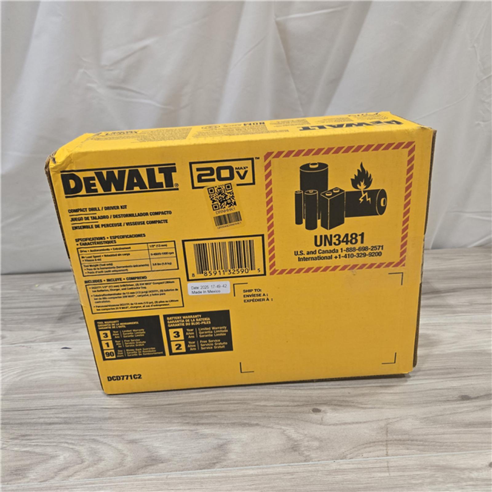 NEW! - DEWALT 20V MAX Cordless 1/2 in. Drill/Driver Kit