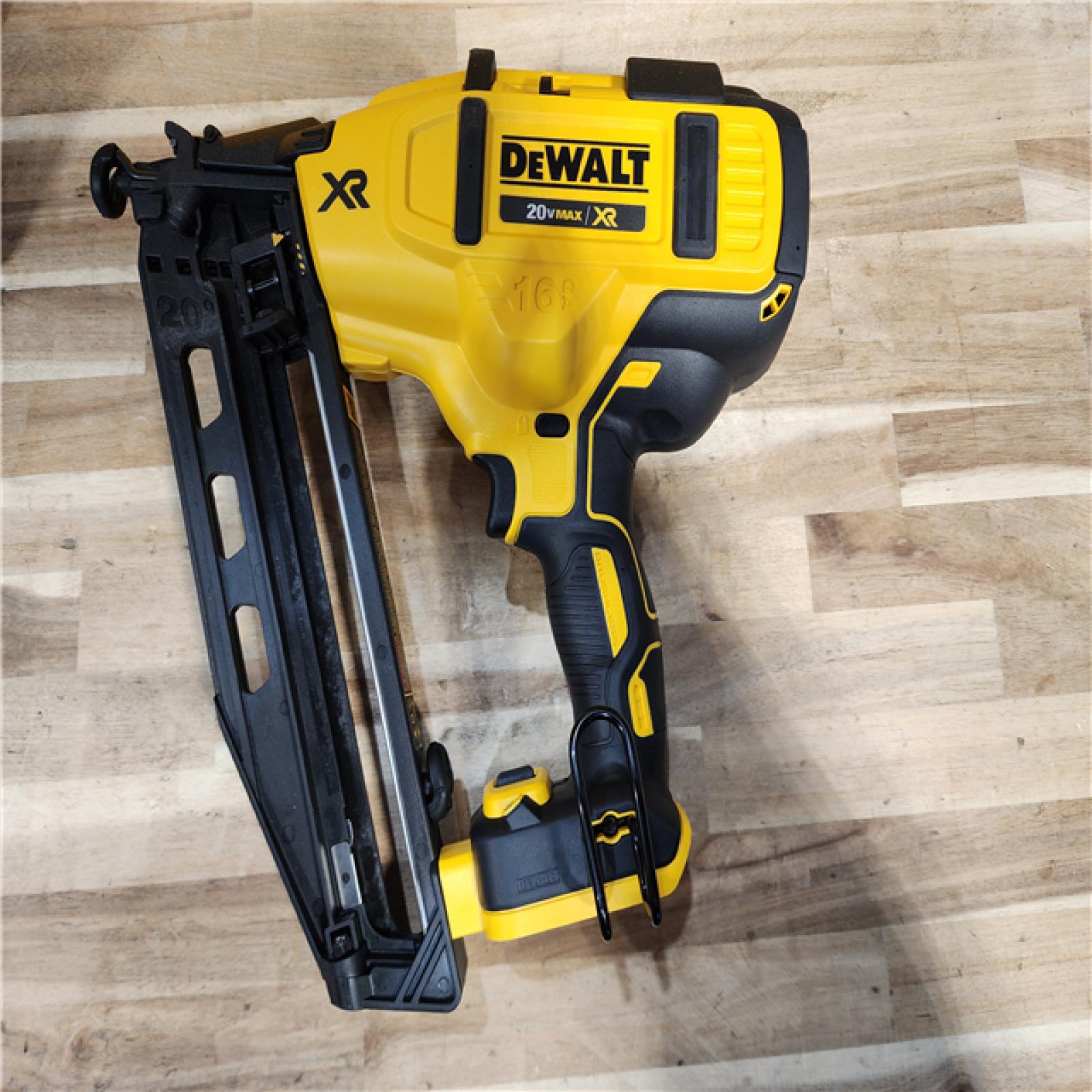 HOUSTON LOCATION - AS-IS DEWALT 20V MAX XR 16-Gauge Electric Cordless Angled Finishing Nailer Kit