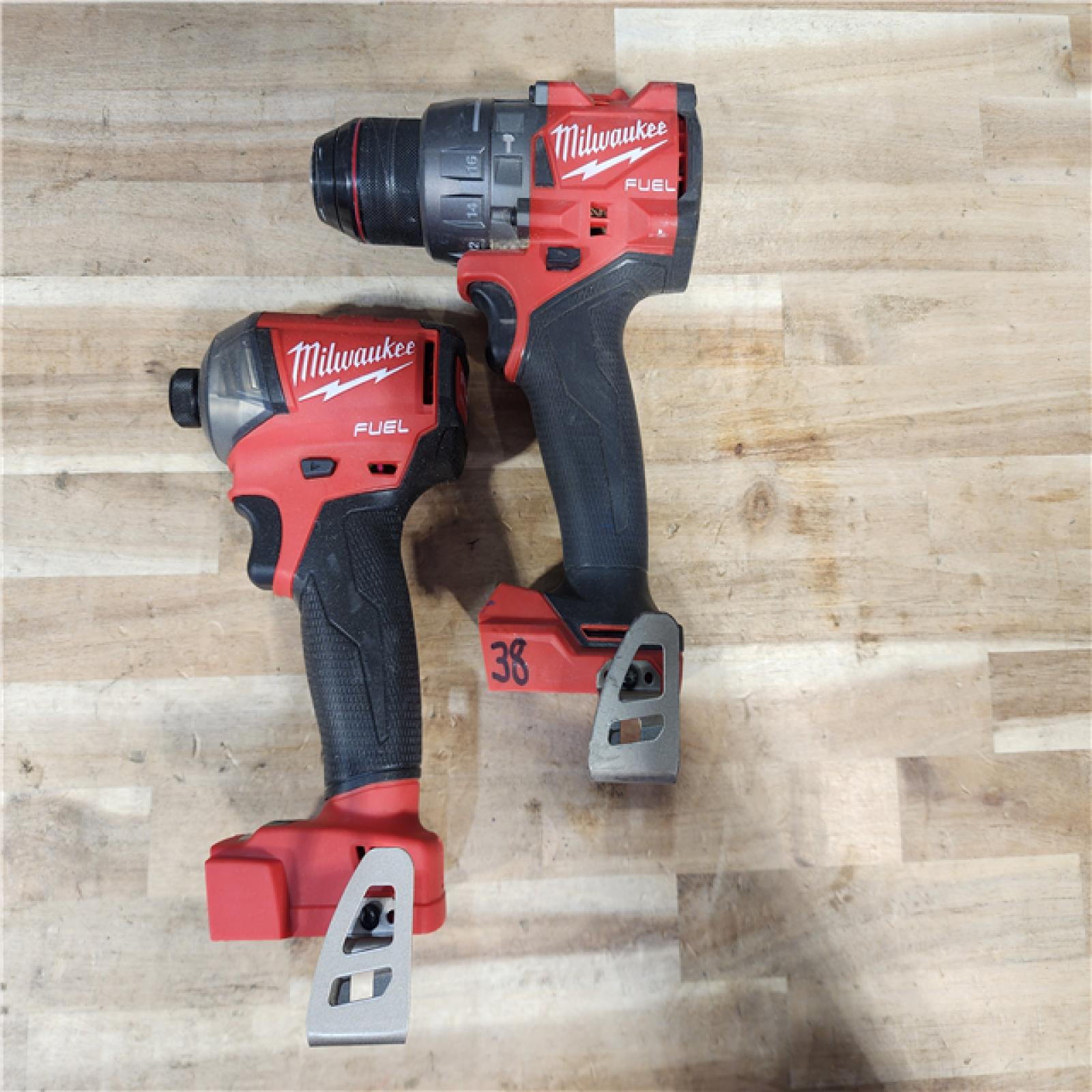 HOUSTON LOCATION - AS-IS MILWAUKEE 2 TOOL COMBO KIT W/ (2) BATTERY & CHARGER