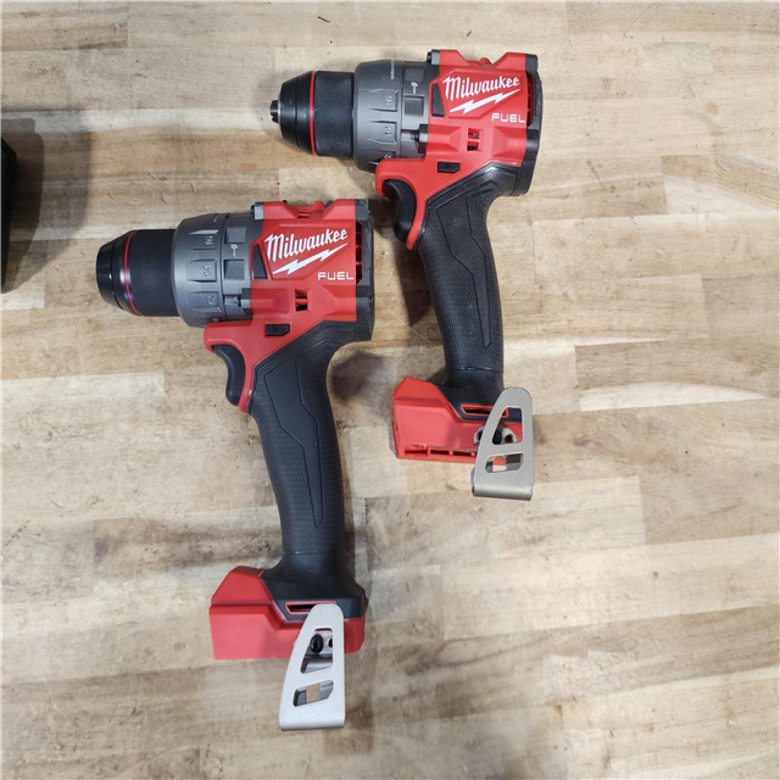 HOUSTON LOCATION - AS-IS MILWAUKEE 2 TOOL COMBO KIT W/ (2) BATTERY & CHARGER