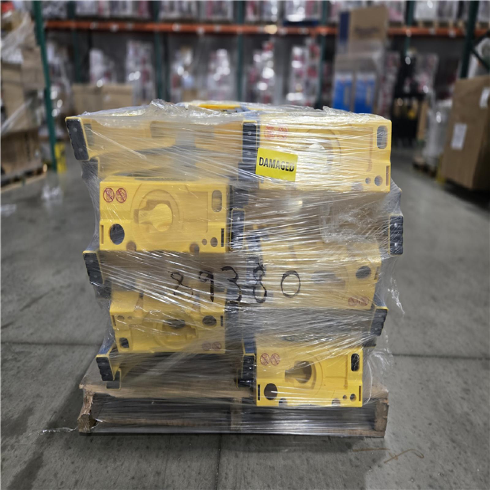 DALLAS LOCATION- Werner 6000 Series 6004 Step Ladder PALLET (10 UNITS)