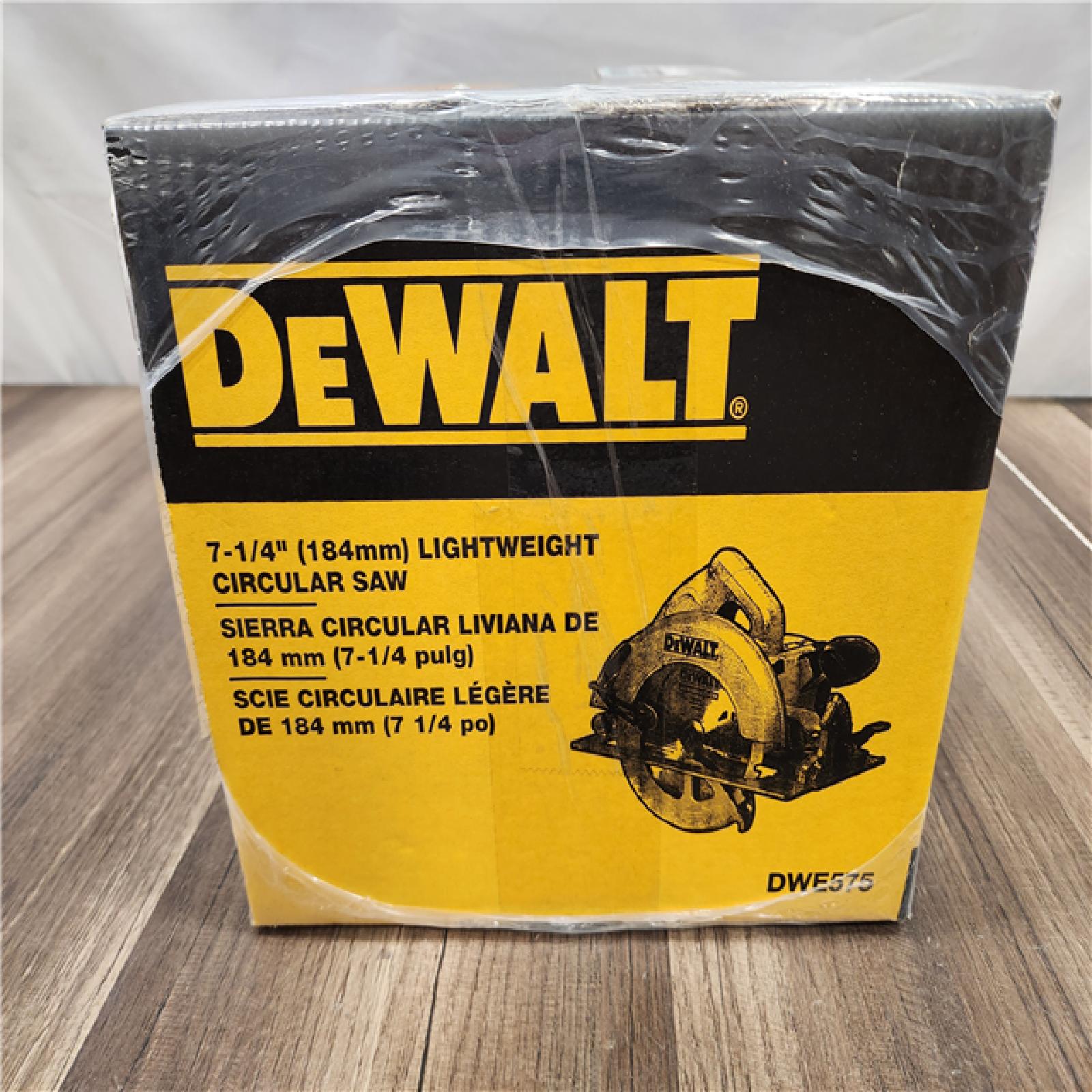 NEW! - DEWALT 15 Amps 7-1/4 in. Corded Brushed Circular Saw Tool Only