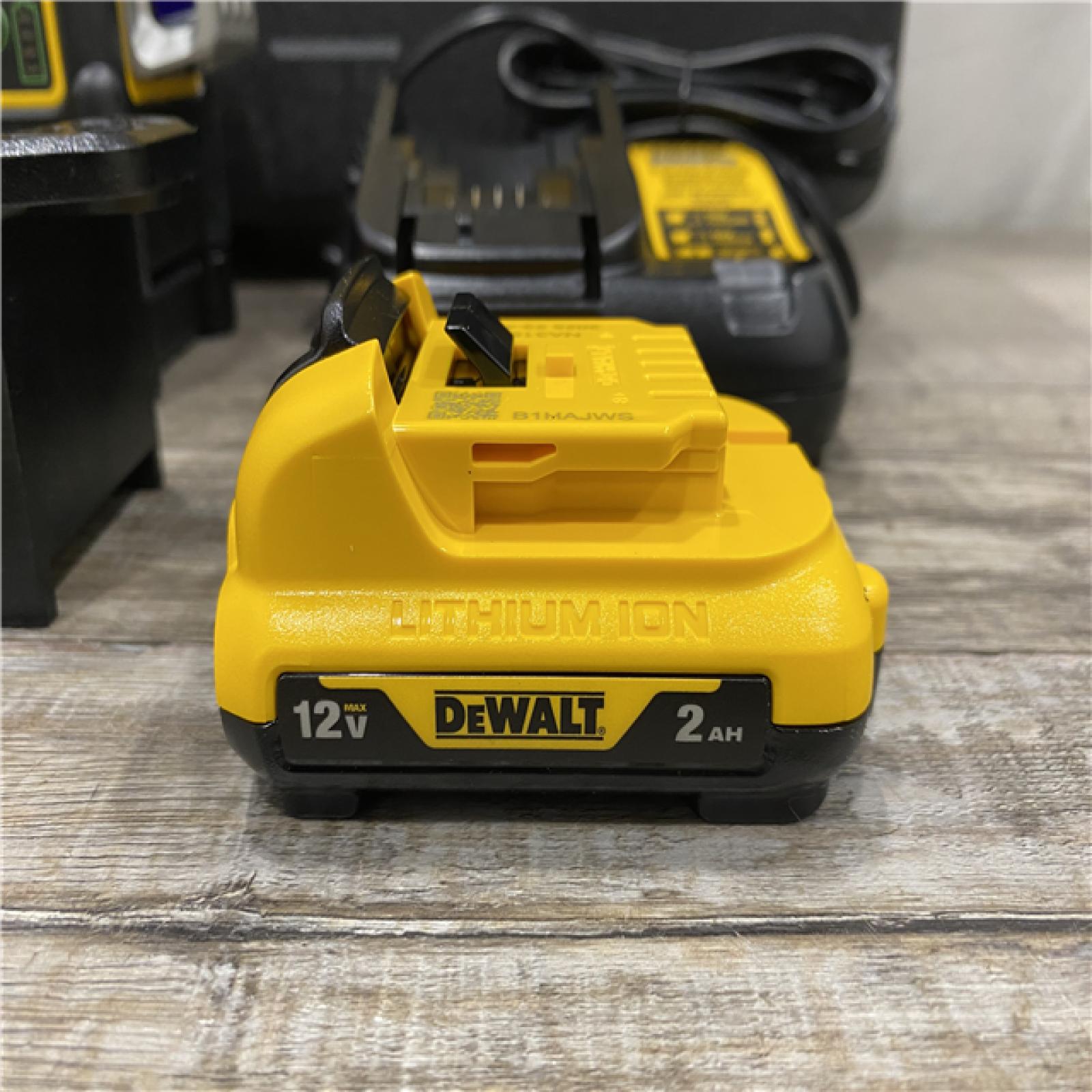 LIKE NEW - DEWALT 12V MAX Lithium-Ion 100 ft. Green Self-Leveling 3-Beam 360 Degree Laser Level Kit