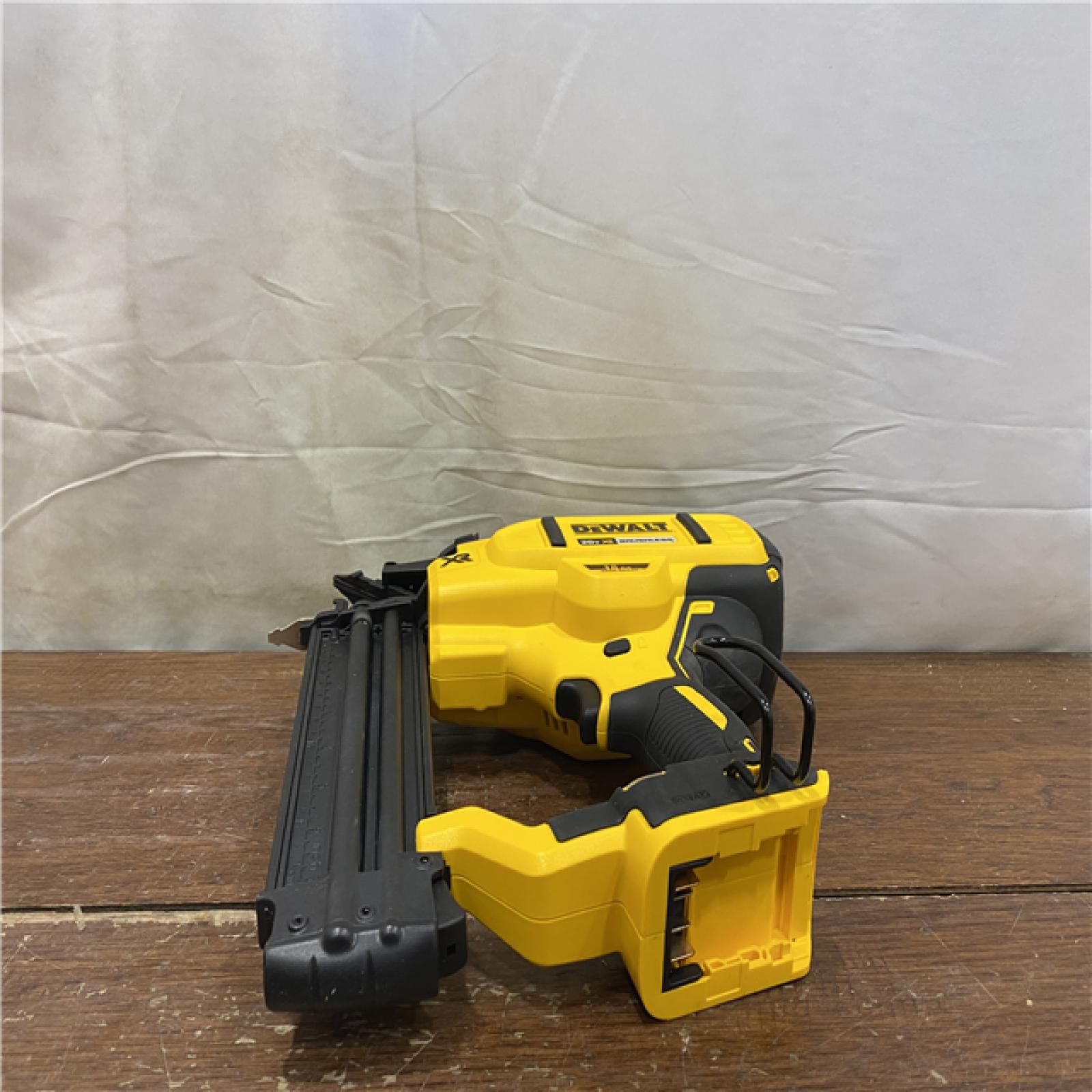 AS-IS DEWALT 20V MAX XR 18 Gauge Brad Nailer Kit