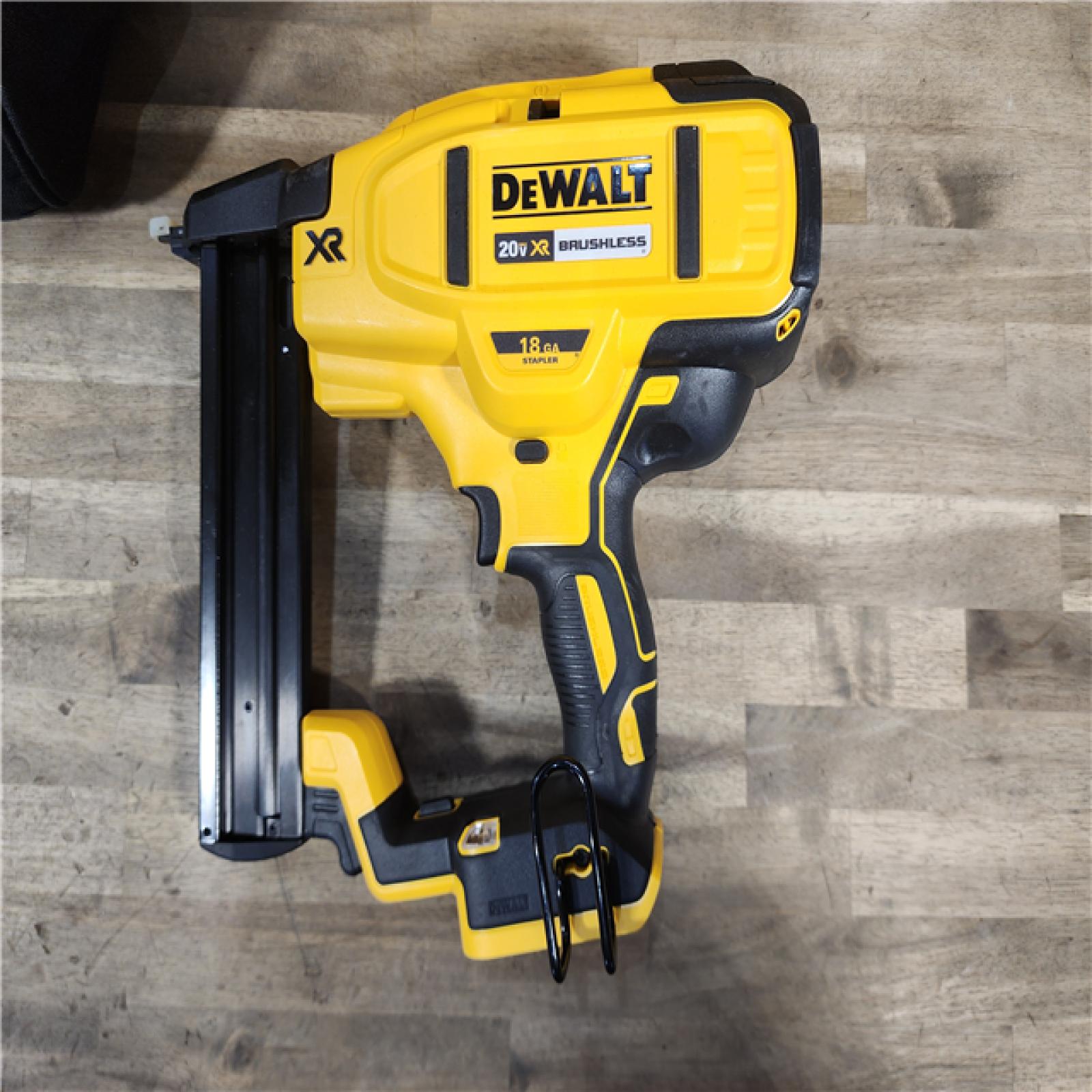 HOUSTON LOCATION - AS-IS DEWALT DCN681D1 20V 18Ga Stapler Kit