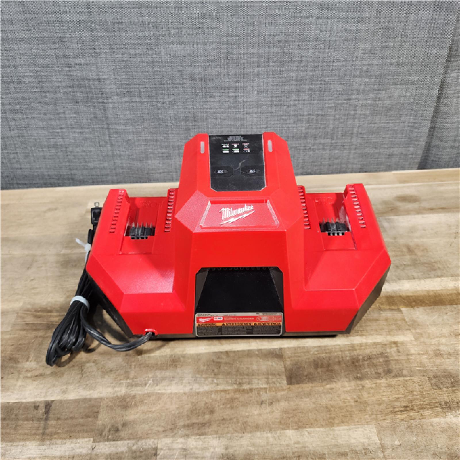 HOUSTON LOCATION - AS-IS Milwaukee 48-59-1815 M18 18V Dual Bay Simultaneous Super Charger (TOOL ONLY)