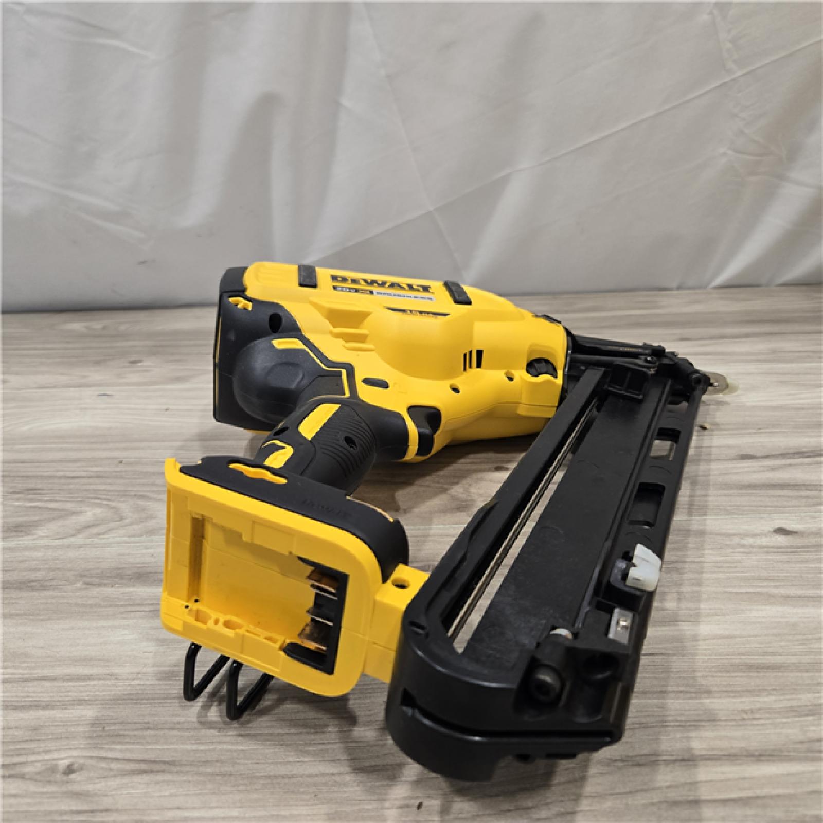 AS-IS DeWalt 15 GA ANGLED FINISH NAILER KIT