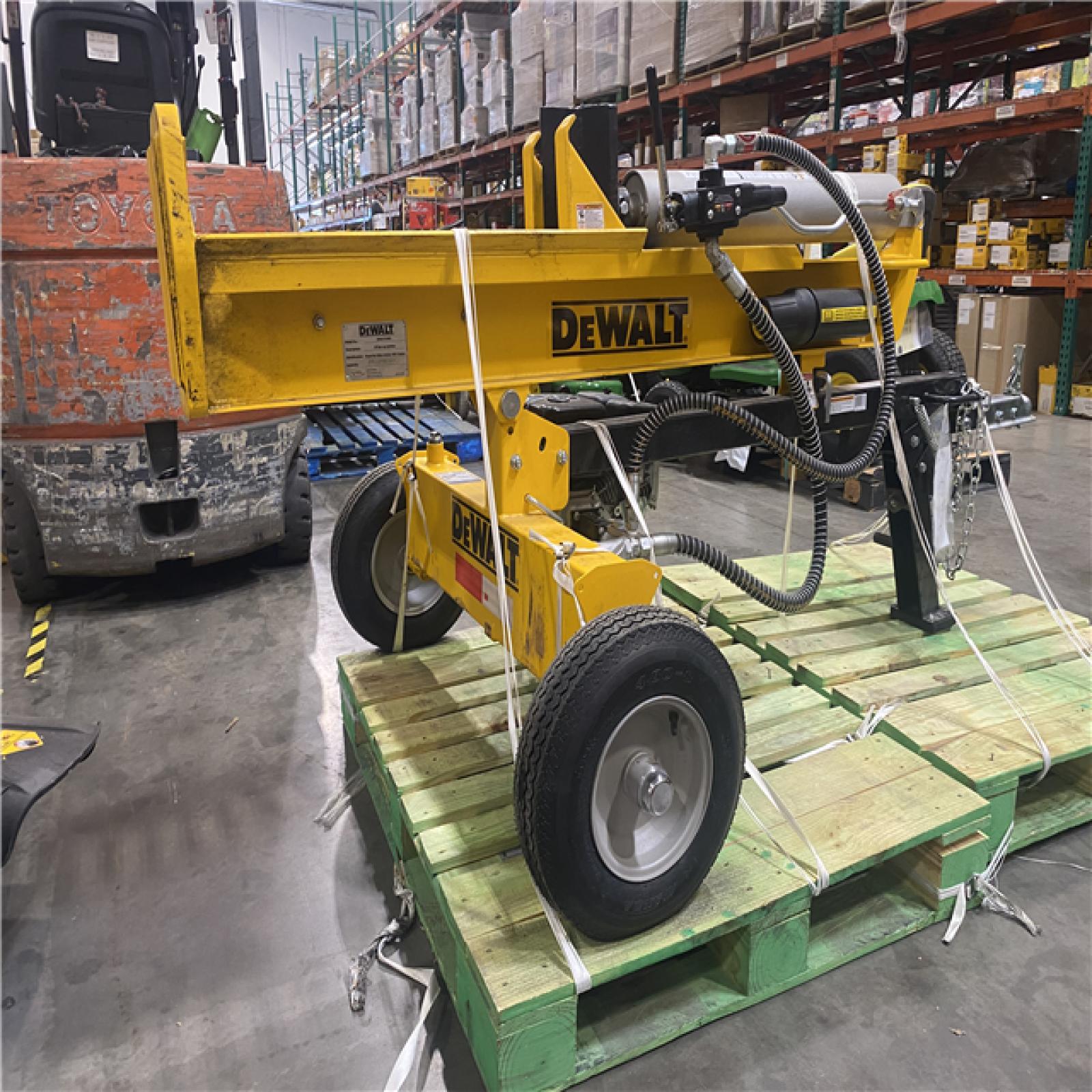 Dallas Location - As-Is DEWALT 28 Ton 196cc 6.5HP Log Splitter