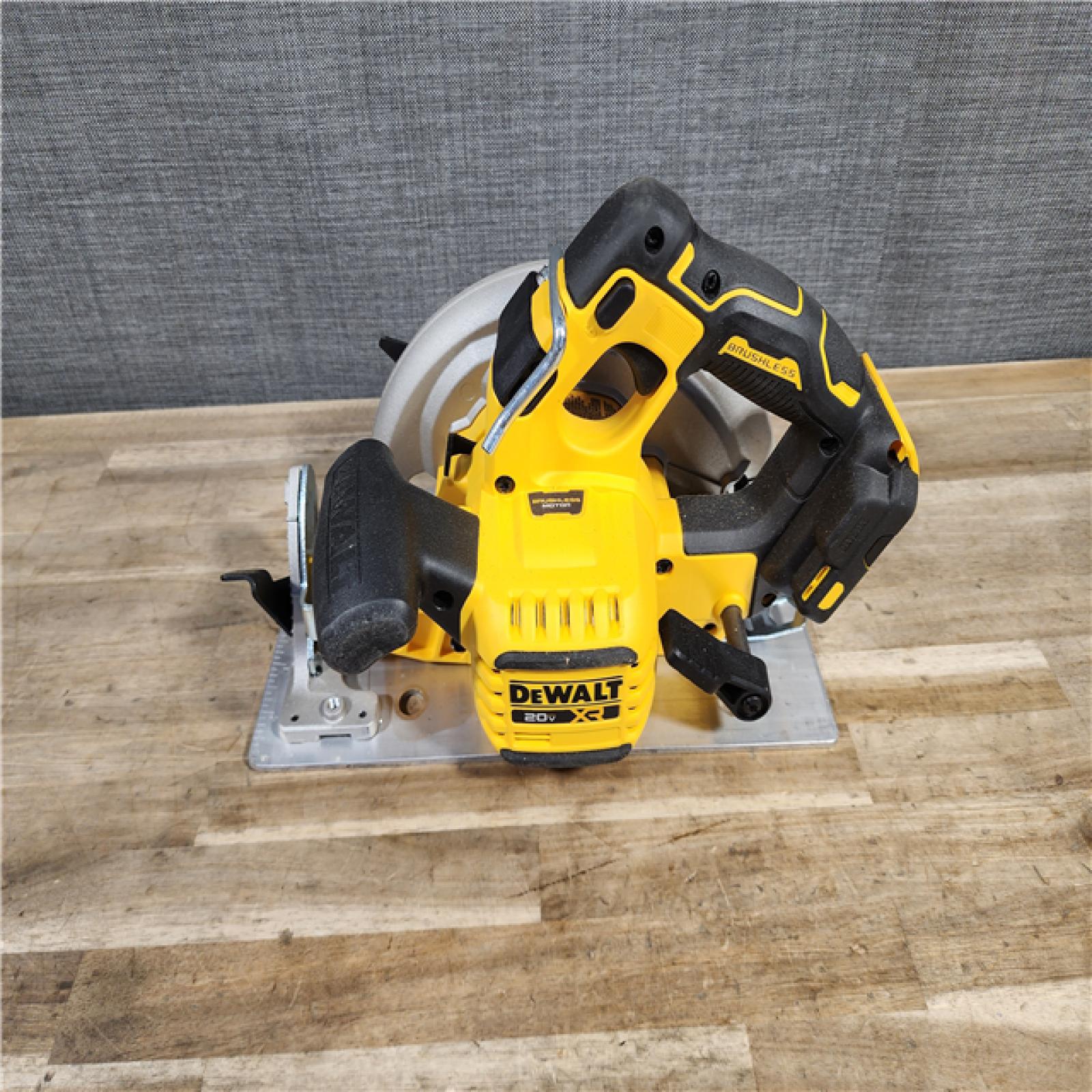 HOUSTON LOCATION - AS-IS DEWALT 20-Volt MAX 7-1/4 in. Cordless Circular Saw (Tool Only)
