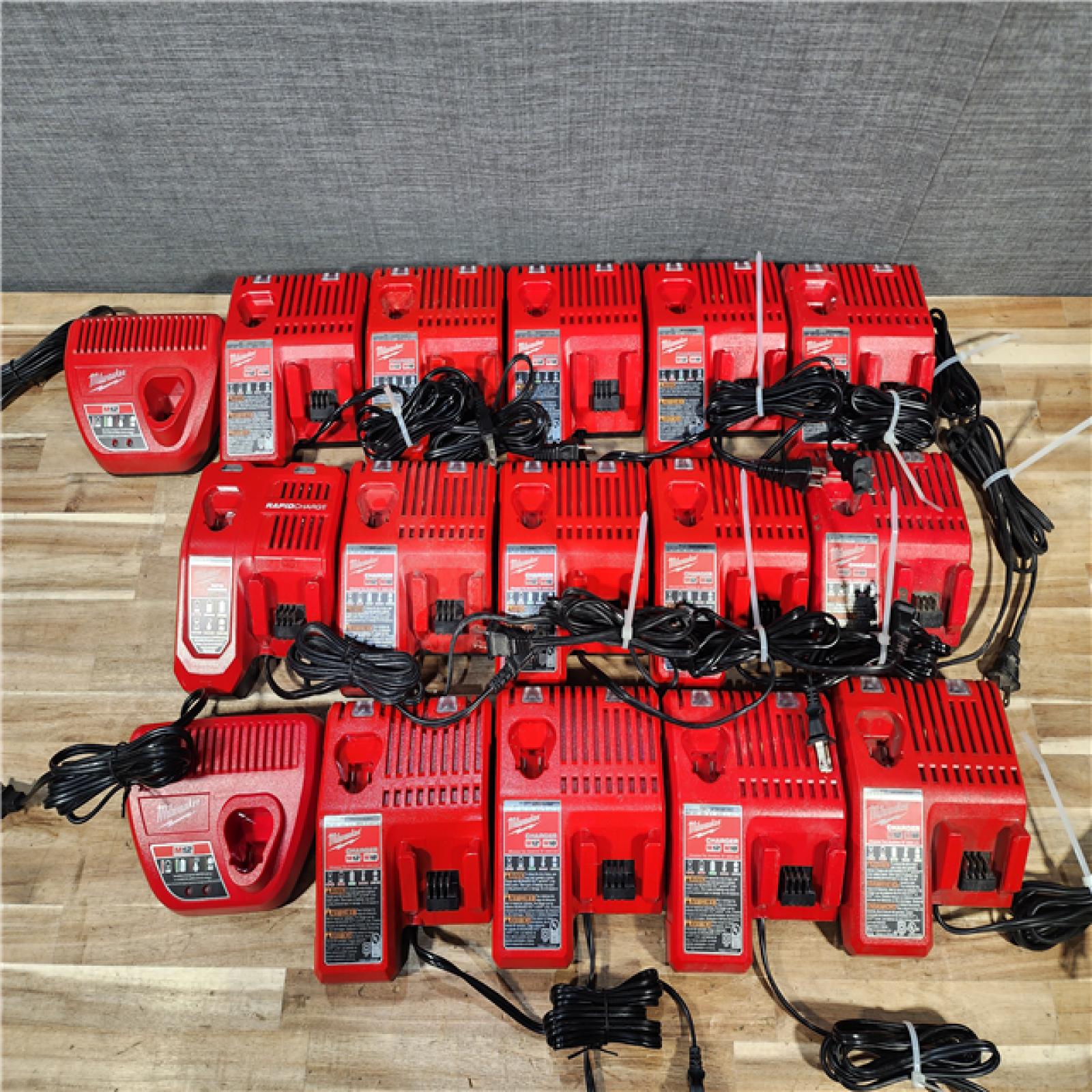 HOUSTON LOCATION - AS-IS MILWAUKEE BATTERY CHARGER PACK QTY - 16