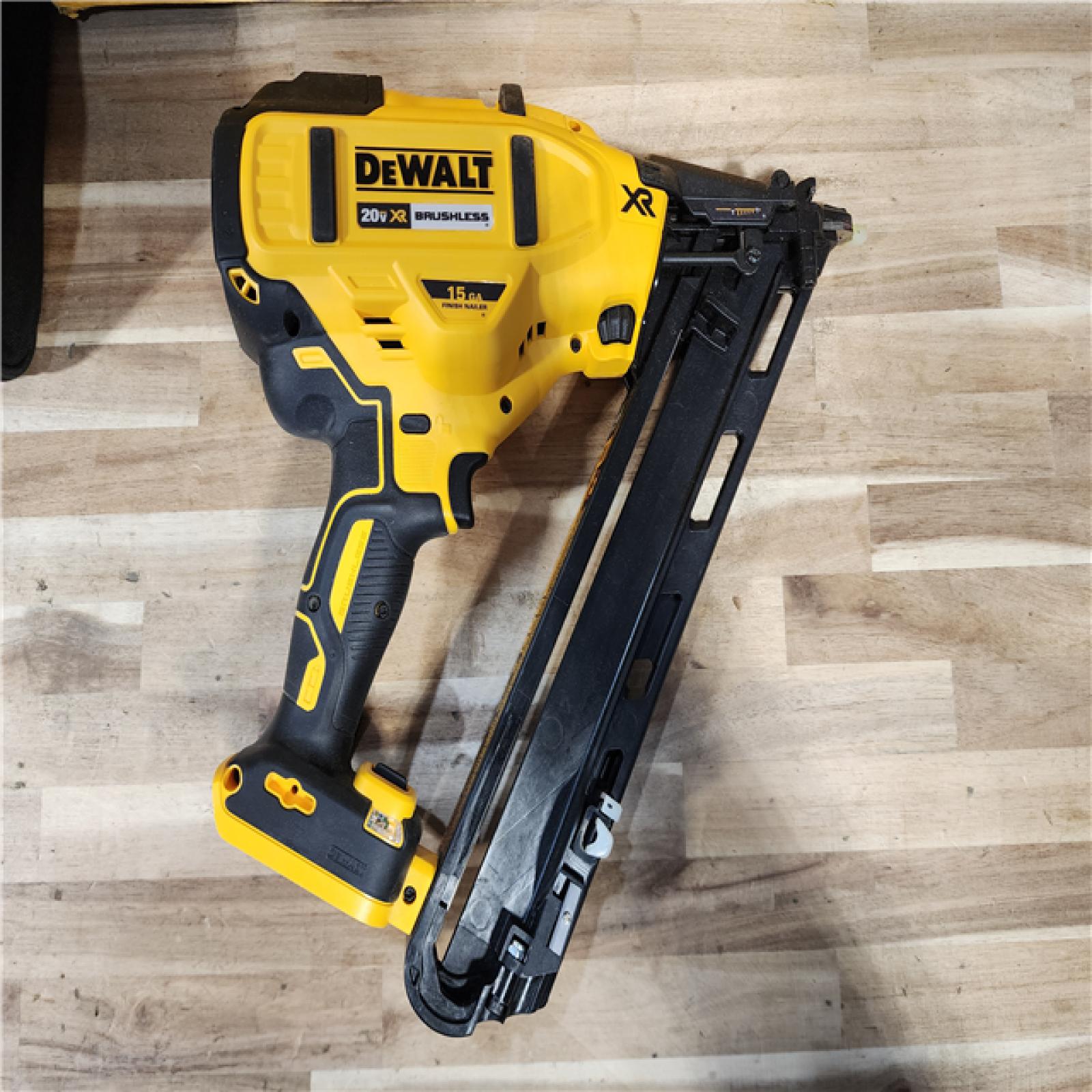 HOUSTON LOCATION - AS-IS DEWALT 20V MAX XR Lithium-Ion Cordless 2-1/2 in. 15-Gauge Finish Nailer Kit
