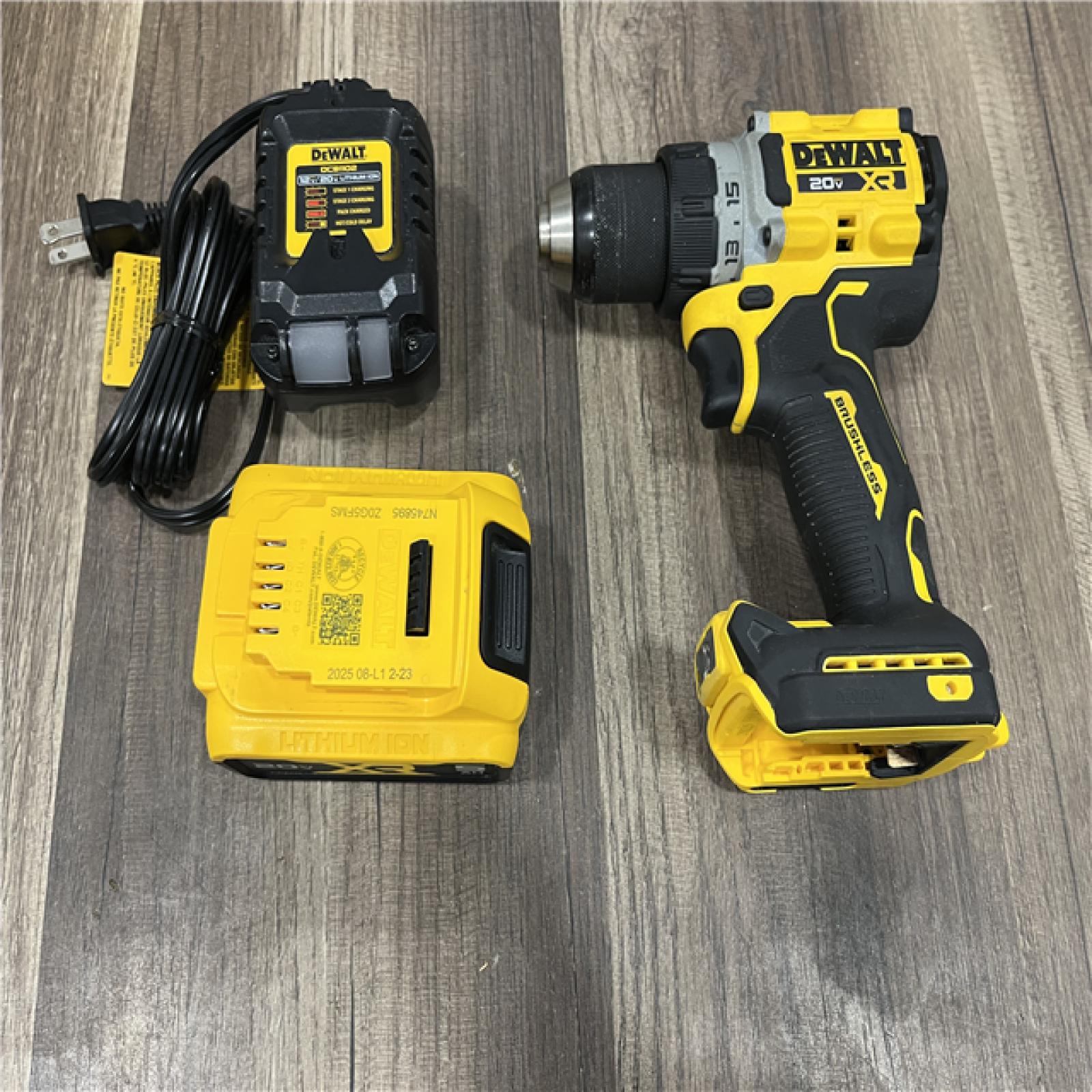 GOOD DEWALT 20V MAX XR Brushless Cordless 1/2 Drill/Driver Kit