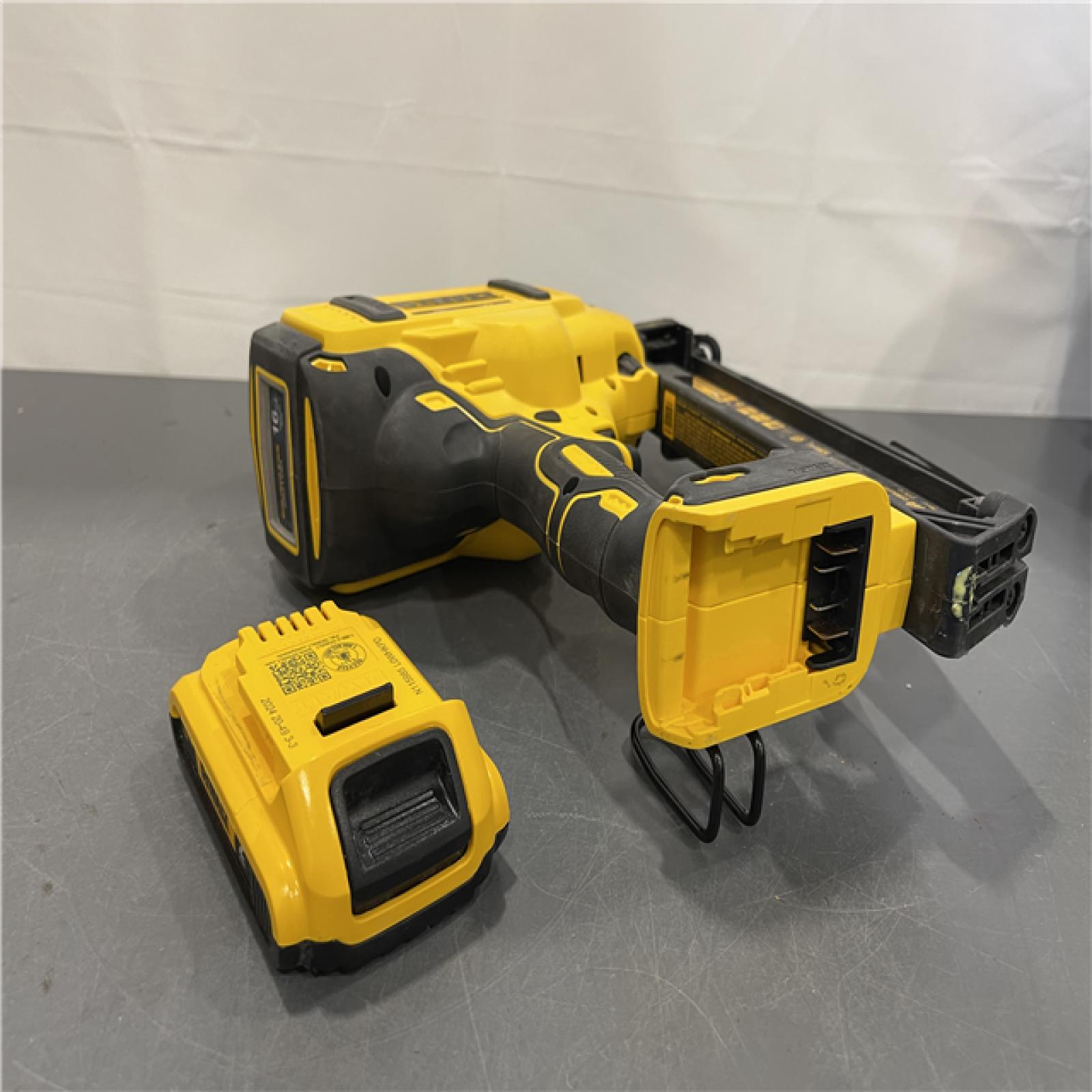 AS-IS - DeWalt 20V 16 Gauge Cordless Angled Finish Nailer Kit
