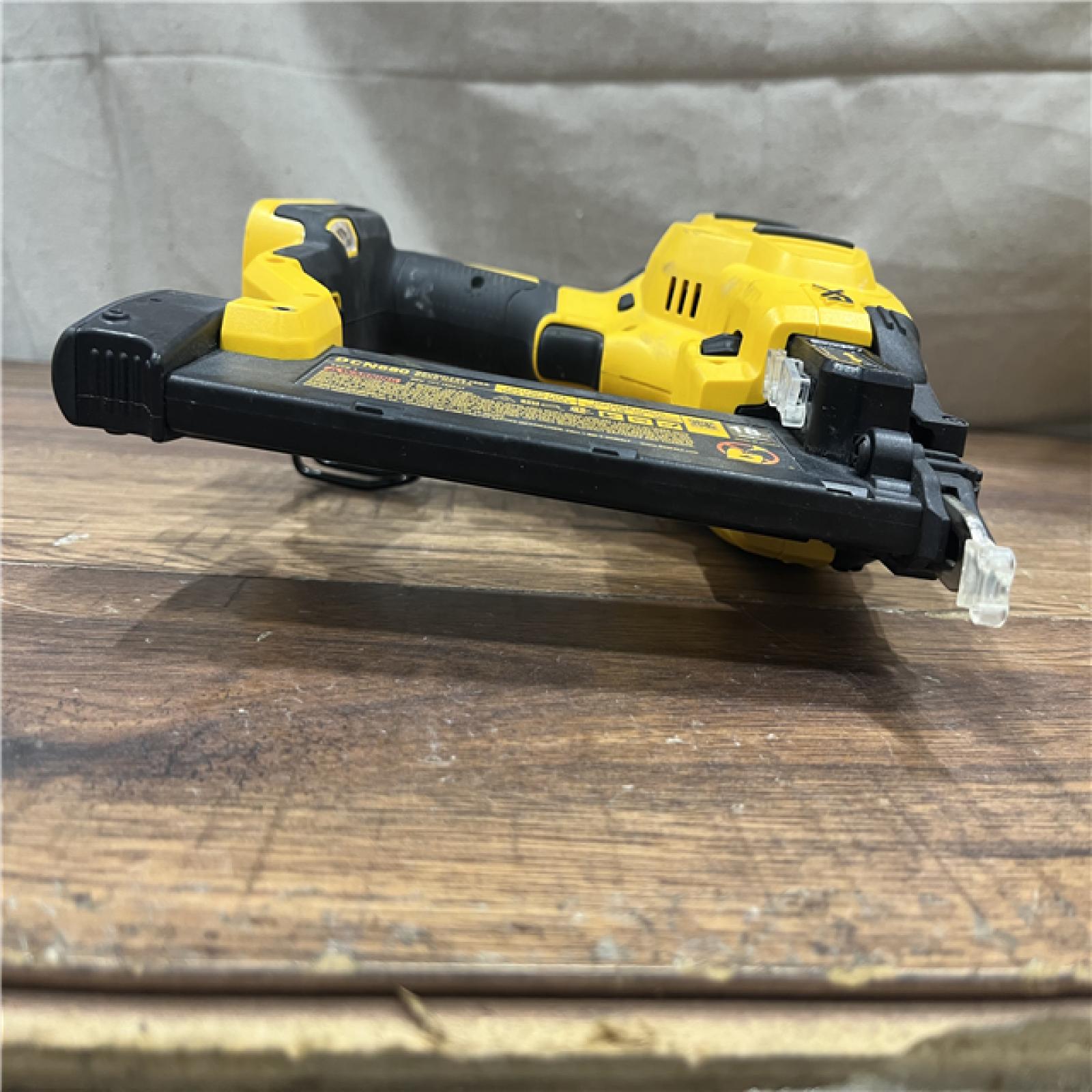 AS-IS DEWALT 20V MAX XR 18 Gauge Brad Nailer Kit