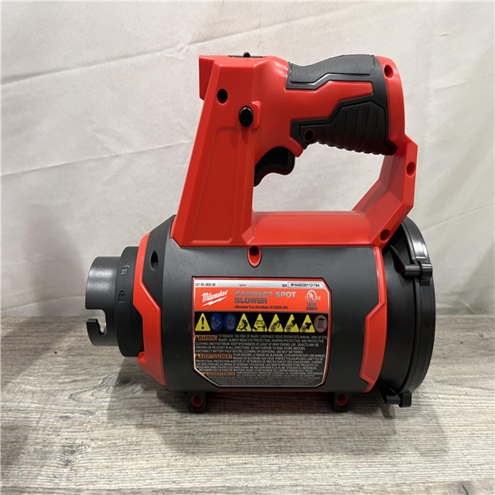 AS-IS Milwaukee 12V Lithium-Ion Cordless Compact Spot Blower (Tool-Only)