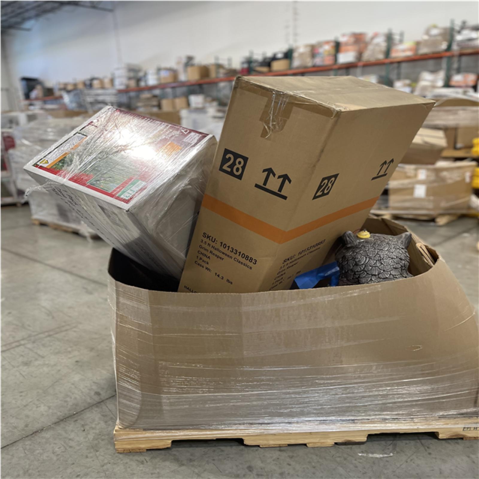 DALLAS LOCATION - AS-IS MIXED HOLIDAY DECORATIONS PALLET